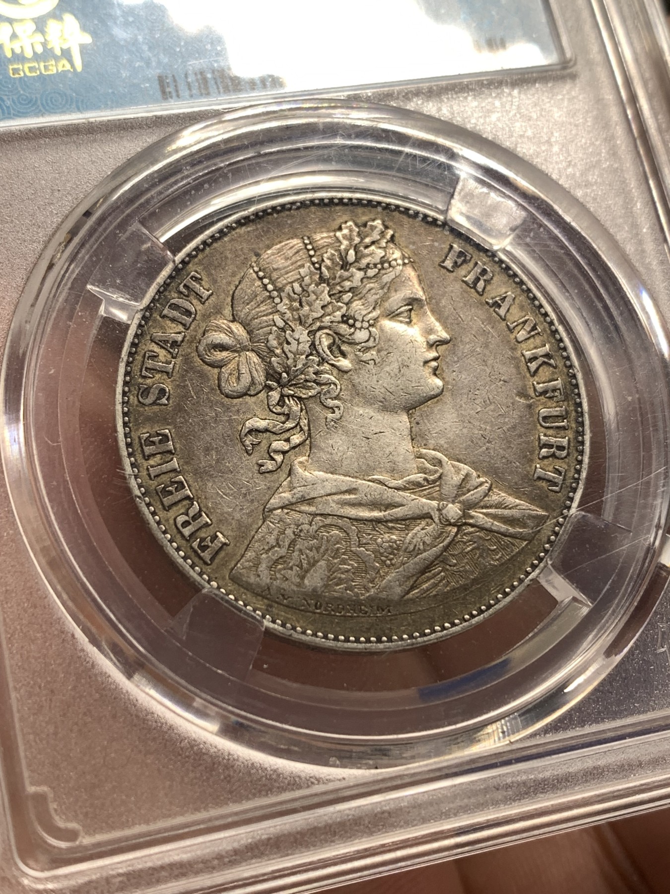 《竞宝斋》第189场-周日，周一 2场 (全场包邮) 保粹NFC盒 AU58 德国1860年法兰克福少女1泰勒银币