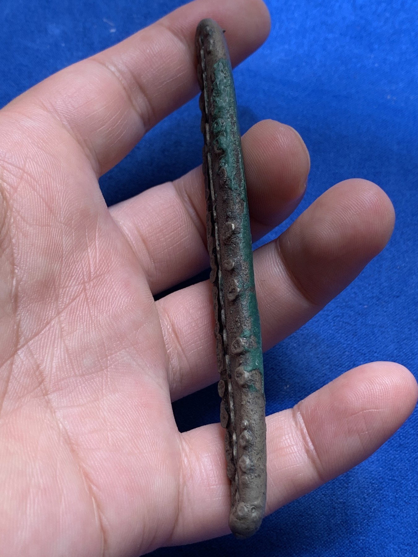 《竞宝斋》第189场-周日，周一 2场 (全场包邮) 泰国1271-1368年暹罗(古泰国)素可泰王朝虎舌银条 早期大型高银版本94.8g 带铭文状态极好 基本上没有磨损 铭文清晰可见