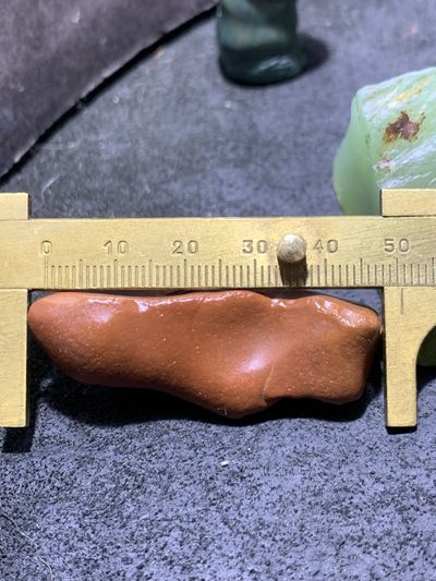 精美戈壁红碧玉手工雕刻佛字把件（吊坠)一个！ 精美戈壁红碧玉手工雕刻佛字把件（吊坠)一个！