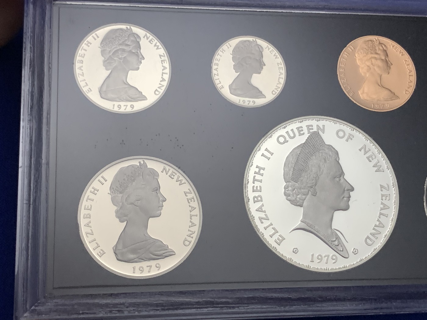 《竞宝斋》第189场-周日，周一 2场 (全场包邮) 新西兰1979年精制套币 含925大银币一枚 特殊的女王头像非常漂亮
