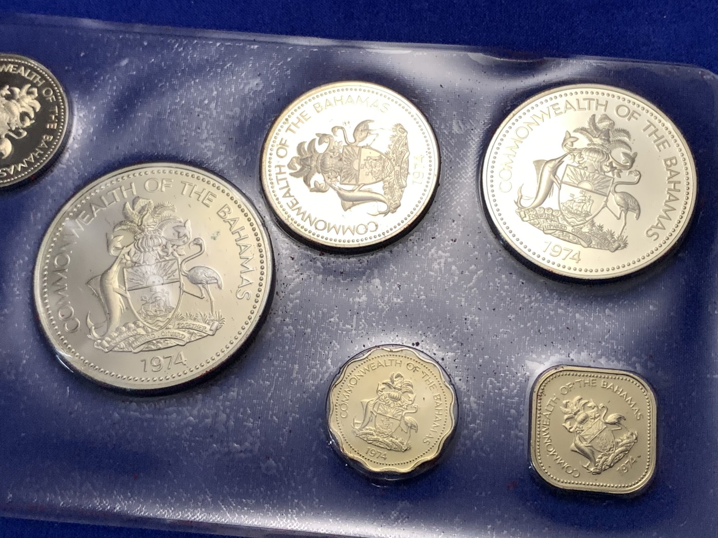 《竞宝斋》第189场-周日，周一 2场 (全场包邮) 1974年 巴哈马 9枚一套 含银币4枚 封装精制套币 盒子证书齐全，银币分别重10.37克、18.14克、29.8克、42.12克