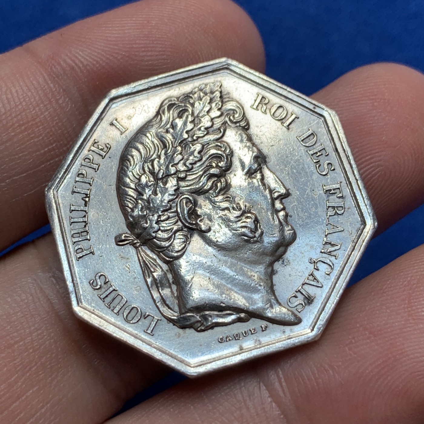 《竞宝斋》第189场-周日，周一 2场 (全场包邮) 法国八角代币公证处，正面路易.菲利普大头像，背面一个半裸男人站在祭坛上，上面写着“公证人阿仑特”。边铭：油灯，少见品