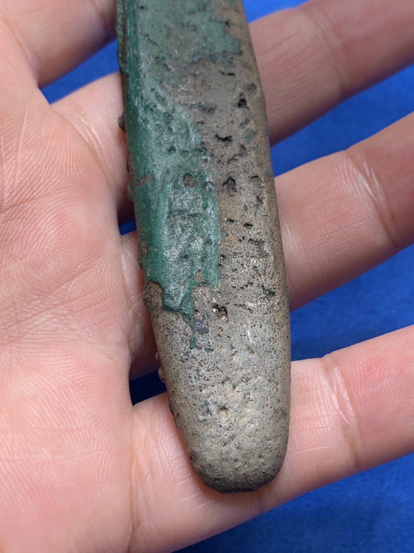 《竞宝斋》第189场-周日，周一 2场 (全场包邮) 泰国1271-1368年暹罗(古泰国)素可泰王朝虎舌银条 早期大型高银版本94.8g 带铭文状态极好 基本上没有磨损 铭文清晰可见