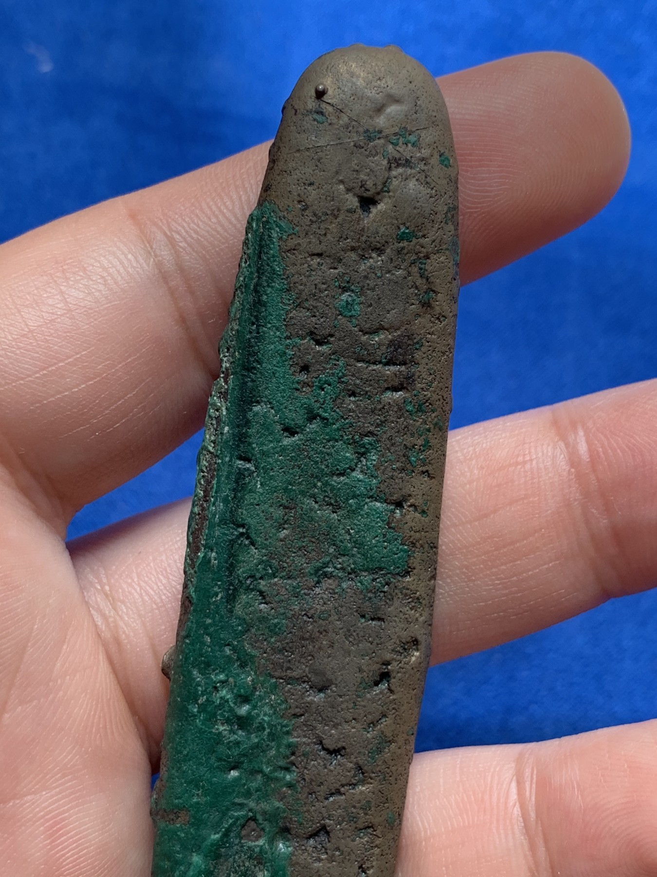 《竞宝斋》第189场-周日，周一 2场 (全场包邮) 泰国1271-1368年暹罗(古泰国)素可泰王朝虎舌银条 早期大型高银版本94.8g 带铭文状态极好 基本上没有磨损 铭文清晰可见