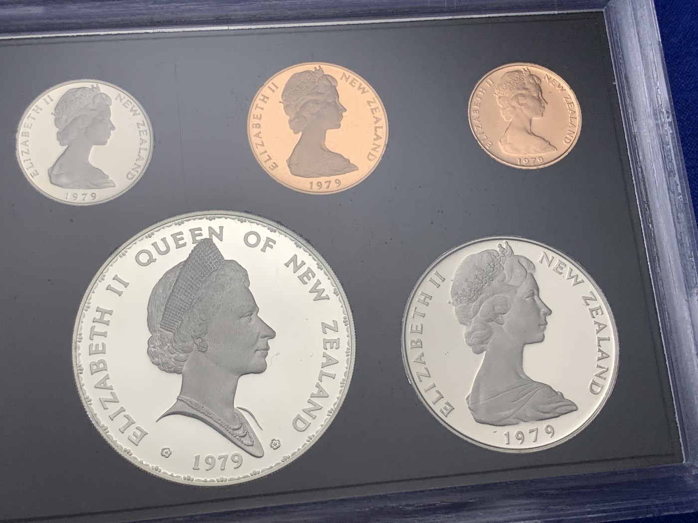 《竞宝斋》第189场-周日，周一 2场 (全场包邮) 新西兰1979年精制套币 含925大银币一枚 特殊的女王头像非常漂亮