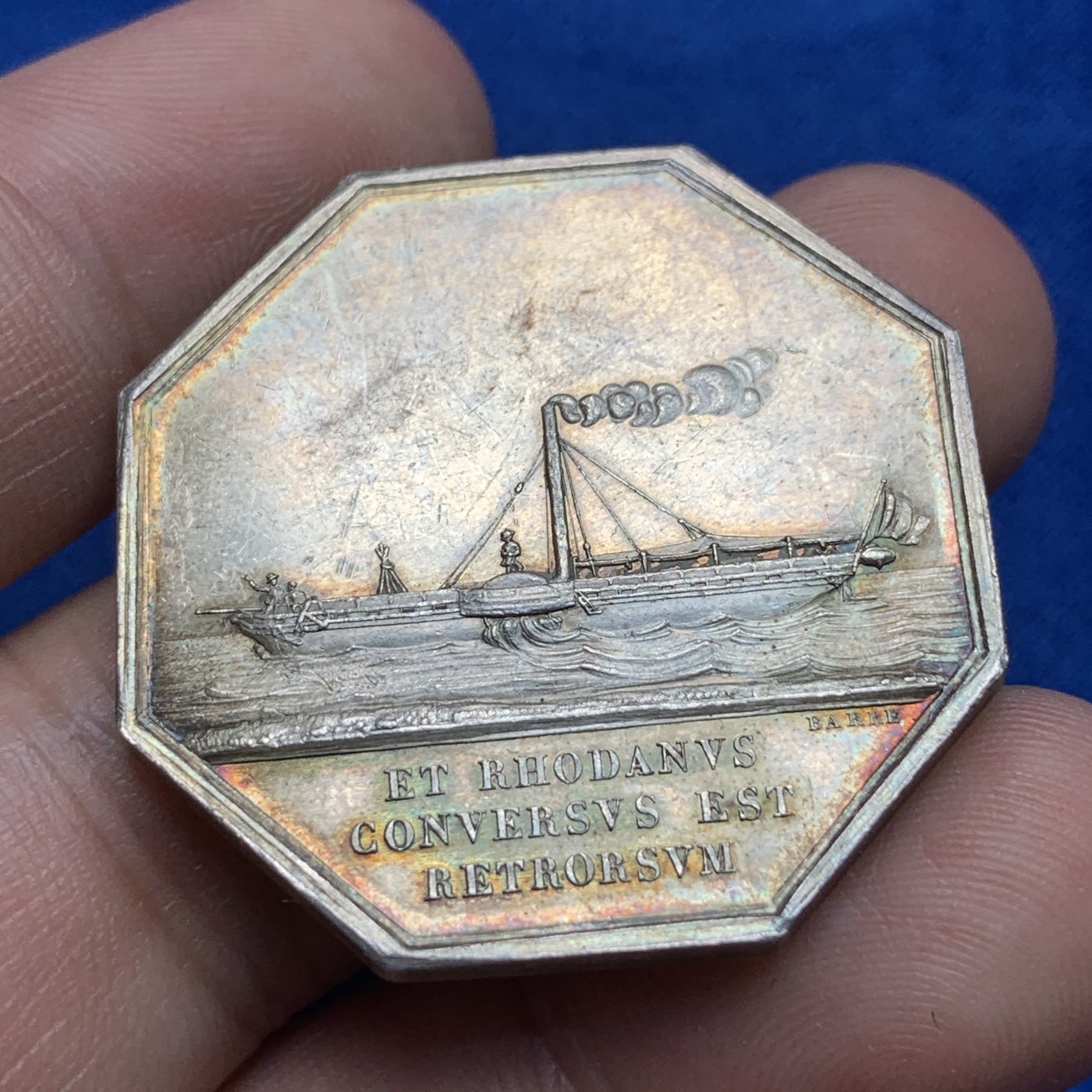 《竞宝斋》第189场-周日，周一 2场 (全场包邮) 法国1842-1845罗纳船运公司JETON银质八角代币，少见的蒸汽船题材，35mm，19.2g，船首边铭 五彩包浆漂亮