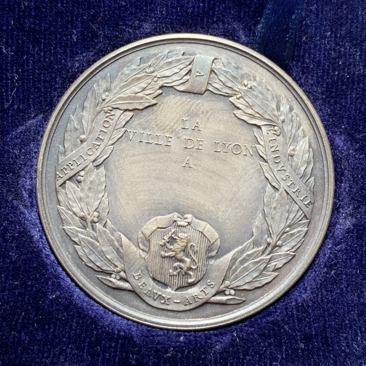 《竞宝斋》第189场-周日，周一 2场 (全场包邮) 法国 1899年 里昂市政设计学院银章（原盒）  直径：36mm 重量：21.2g  Argent银标+螃蟹边铭  包浆温润，原盒好品