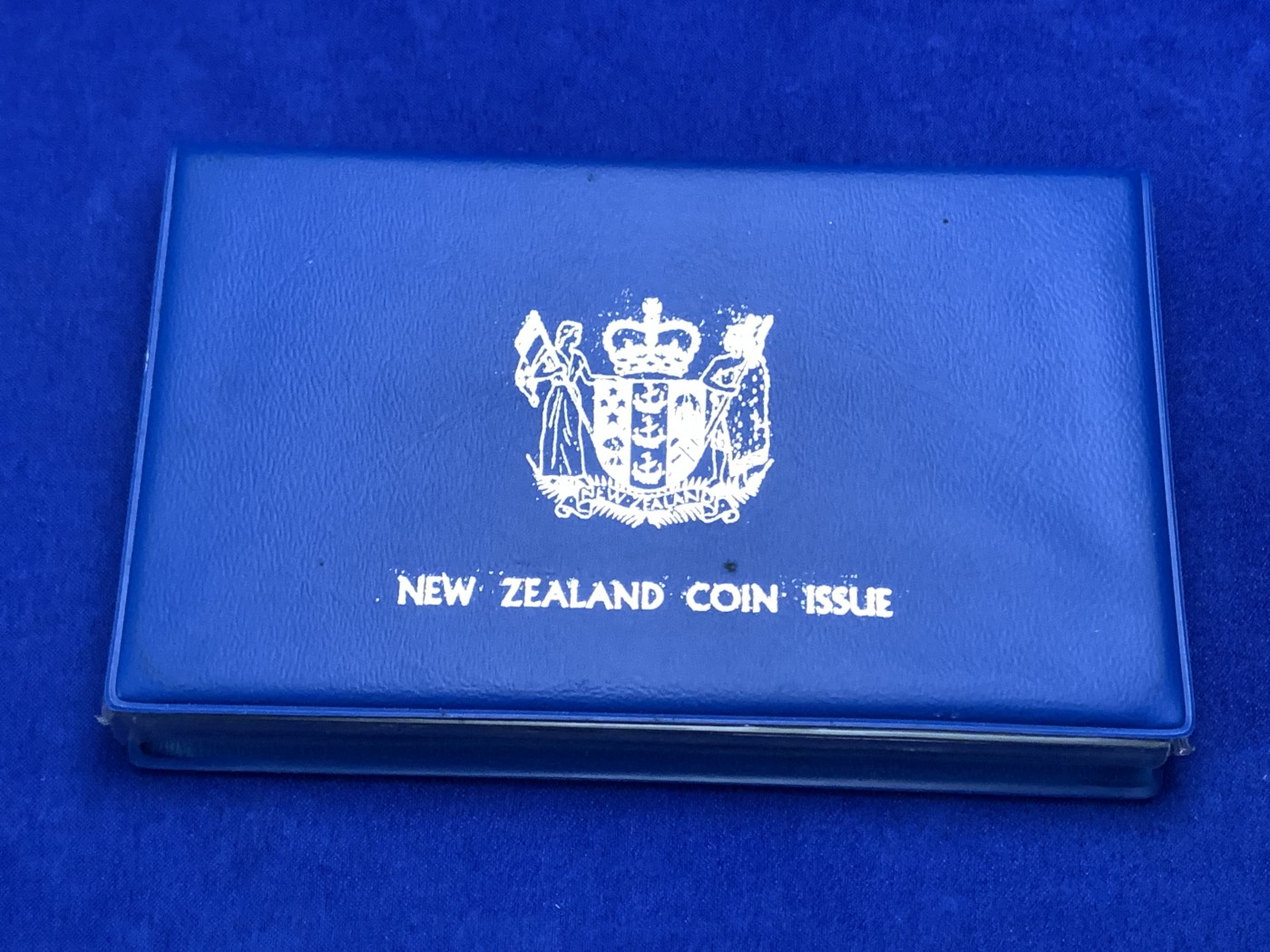 《竞宝斋》第189场-周日，周一 2场 (全场包邮) 新西兰1979年精制套币 含925大银币一枚 特殊的女王头像非常漂亮