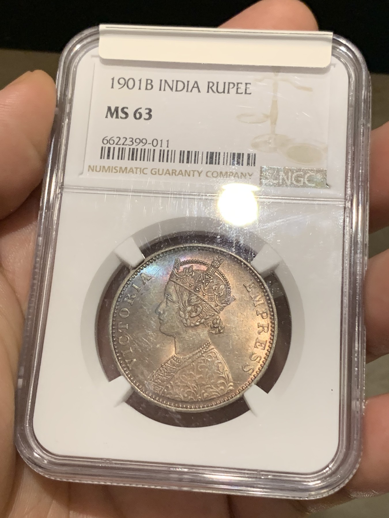 《竞宝斋》第190场-周日，周一 2场 (全场包邮) NGC MS63 高分 英属印度1901年维多利亚卢比银币 孔雀彩包浆超级漂亮