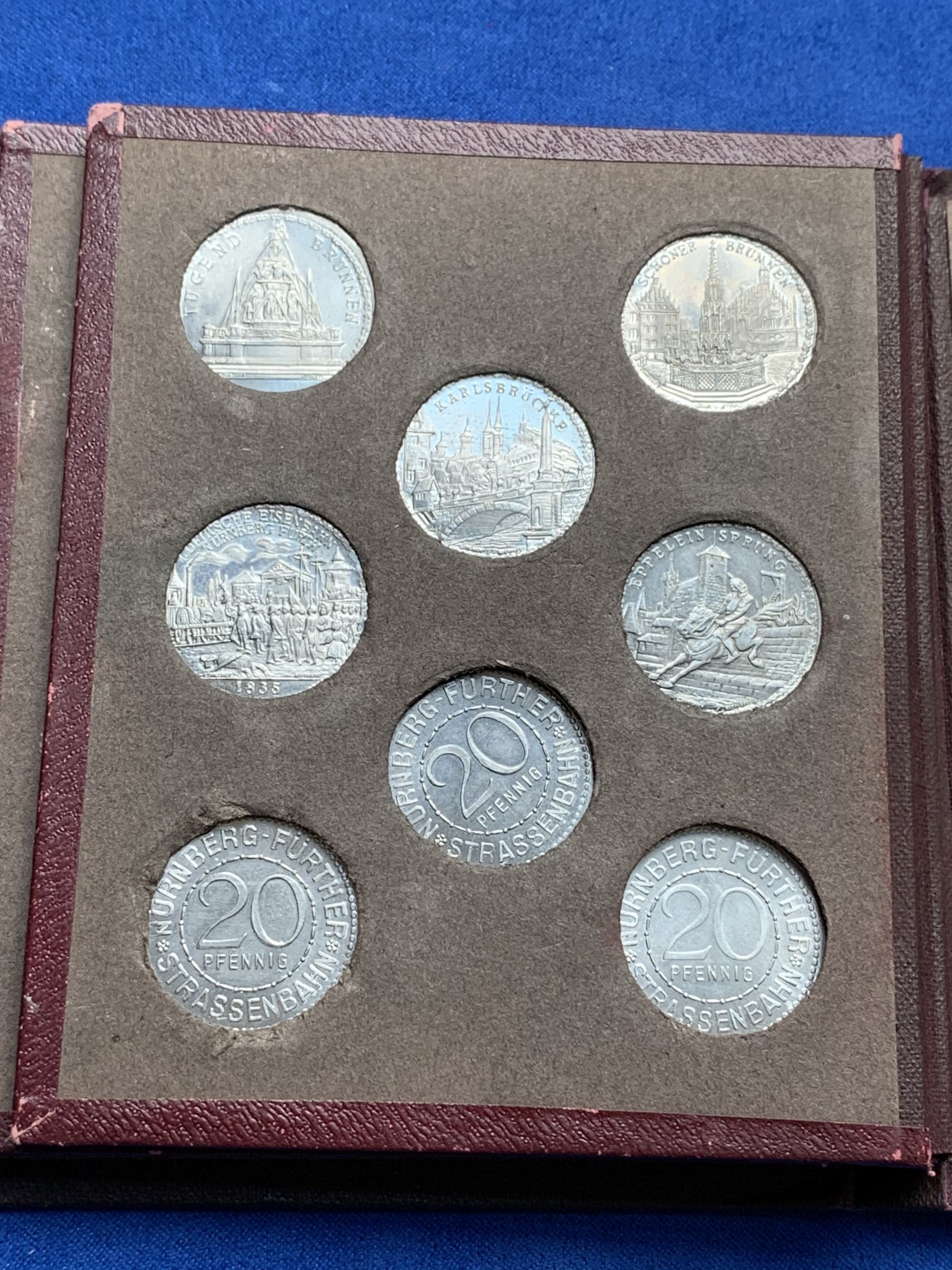 《竞宝斋》第190场-周日，周一 2场 (全场包邮) 德国紧急状态纽伦堡电车代用币大全套1921年德国纽伦堡有轨电车代用币大全套，45枚八角20芬妮铝币，城市景观，历史人物，翻页原皮盒装，完美品相，非常少见，市场上同品相单枚评级币价值不菲。