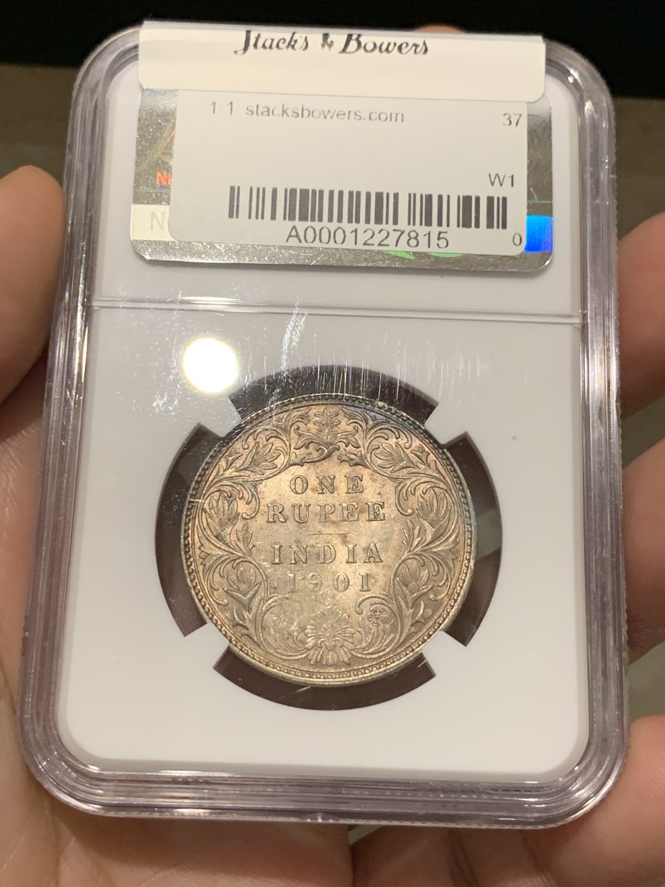 《竞宝斋》第190场-周日，周一 2场 (全场包邮) NGC MS63 高分 英属印度1901年维多利亚卢比银币 孔雀彩包浆超级漂亮