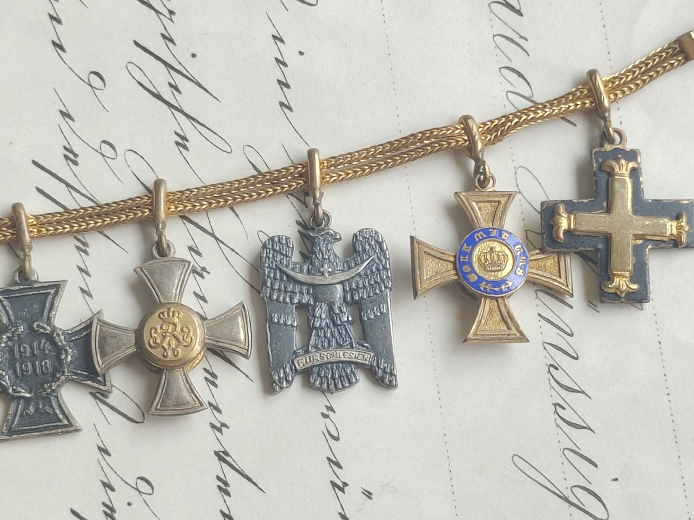 老威廉第四次麦稀奇拍卖 德国迷你链子，内含红鹰奖章、德国海军协会奖章、无剑兴登堡、西里西亚二级雄鹰、四级普冠、波罗的海十字、普鲁士1900年荣誉十字、普鲁士二级荣誉。非常好的一条长迷你链