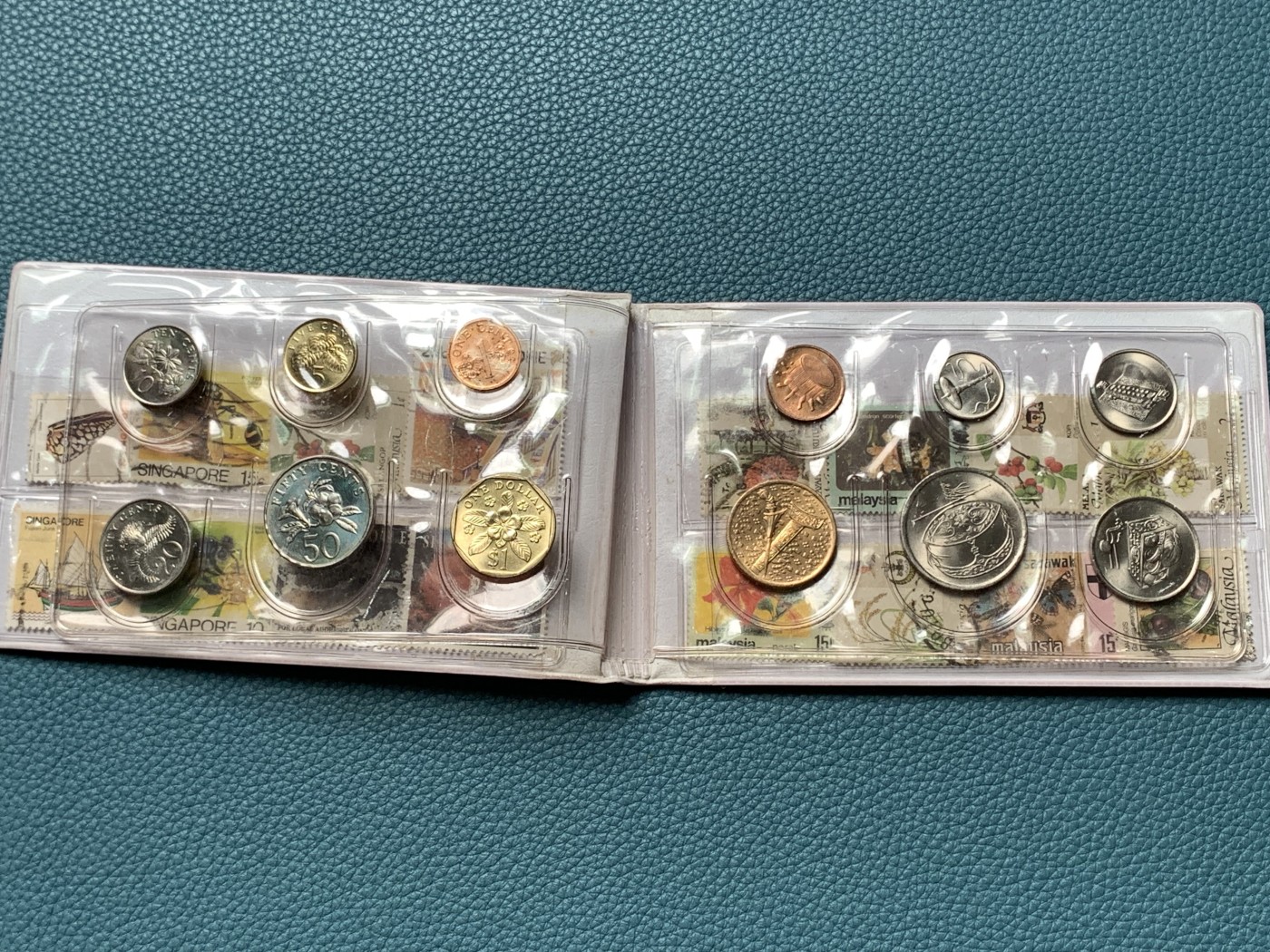 《竞宝斋》第190场-周日，周一 2场 (全场包邮) 新加坡1989年流通硬币6枚套蛇年生肖纪念卡册、新加坡马来西亚邮币册、马来亚和英属婆罗洲UNC品硬币4枚