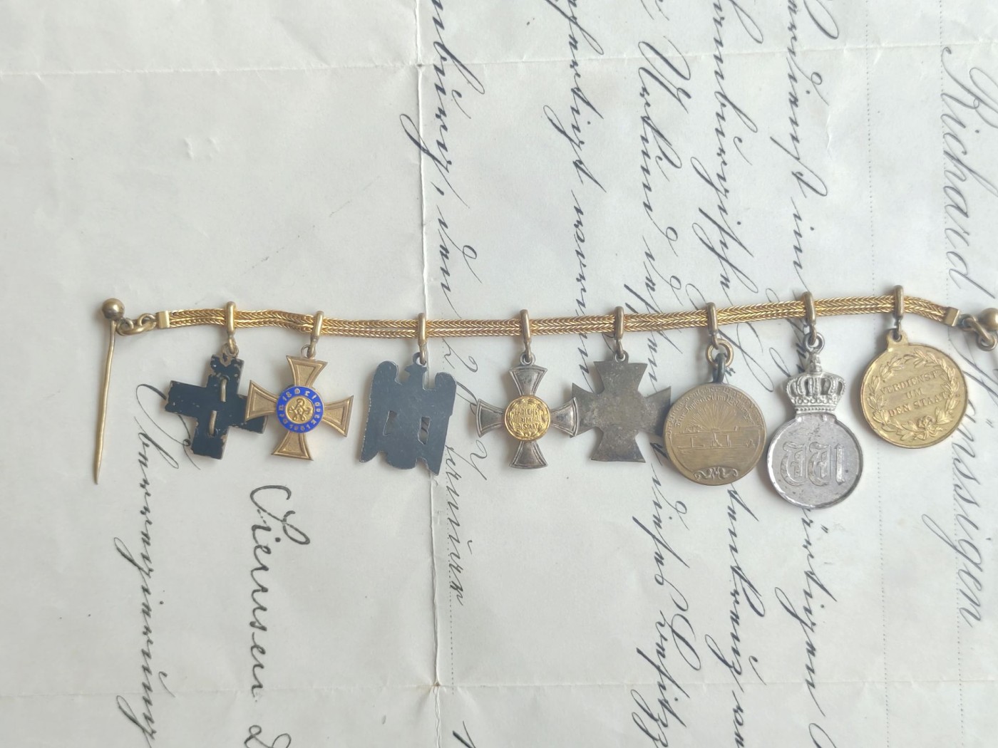 老威廉第四次麦稀奇拍卖 德国迷你链子，内含红鹰奖章、德国海军协会奖章、无剑兴登堡、西里西亚二级雄鹰、四级普冠、波罗的海十字、普鲁士1900年荣誉十字、普鲁士二级荣誉。非常好的一条长迷你链