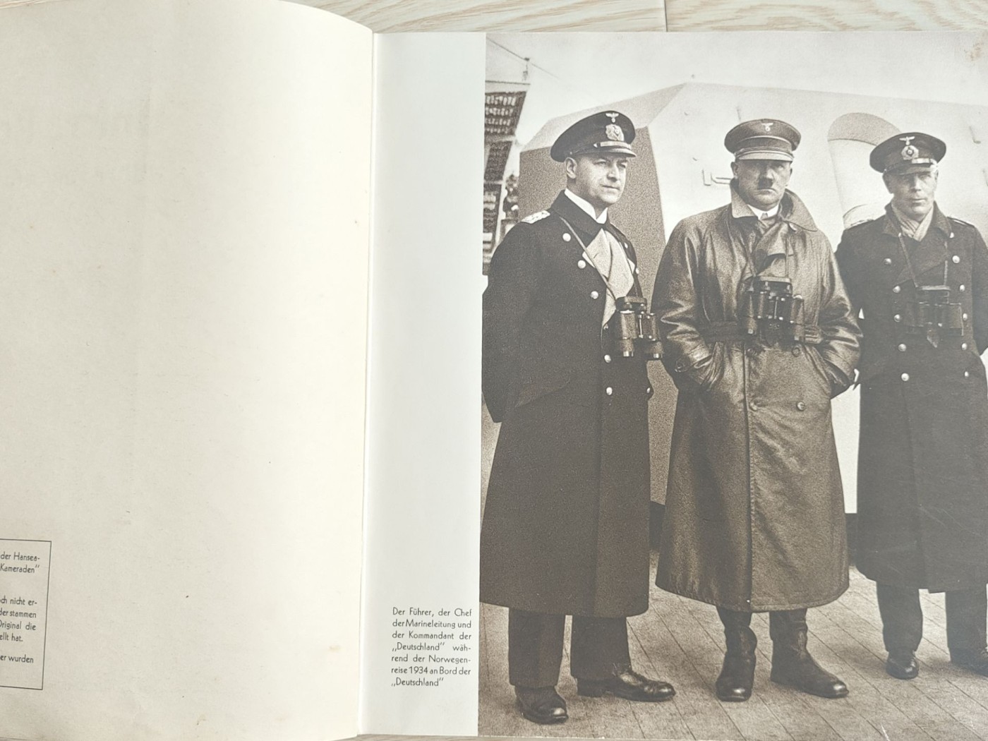 老威廉第四次麦稀奇拍卖 德三海军彩色烟卡册，带外壳，内含小胡子与雷德尔彩图，内容丰富，涵盖德三海军方方面面内容。不缺页不缺图，好品。非常难得的一套带外壳的德三海军卡册。