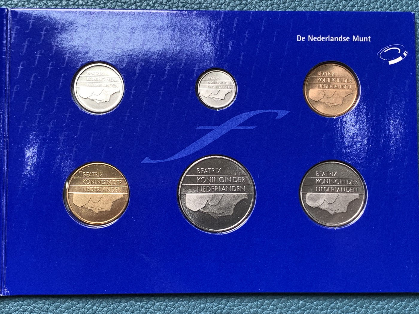 《竞宝斋》第190场-周日，周一 2场 (全场包邮) 荷兰2000年流通硬币6枚套关门年份卡册、2001年流通欧元8枚套卡册内页有书写