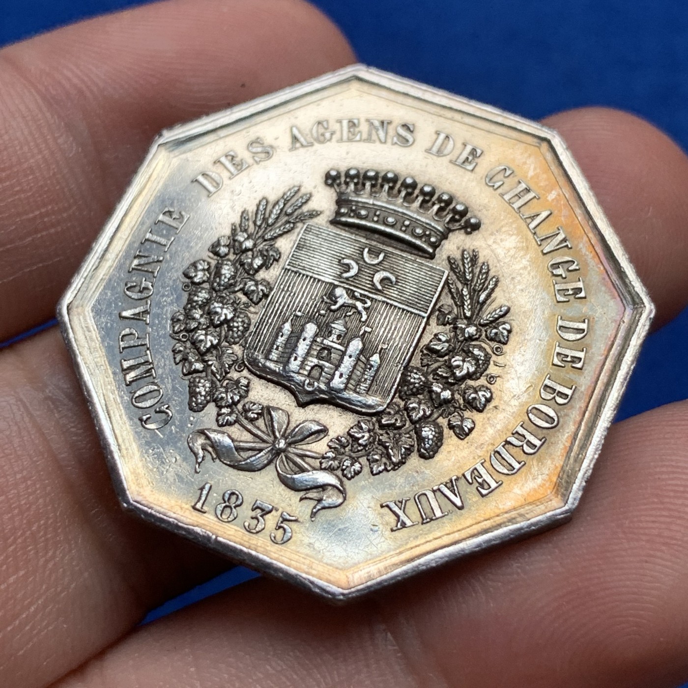 《竞宝斋》第190场-周日，周一 2场 (全场包邮) 法国银质八角代币 1835（章面）波尔多外汇代理，工商信贷八角代用币，对边35㎜，19g，手指铭（1845-1860年）