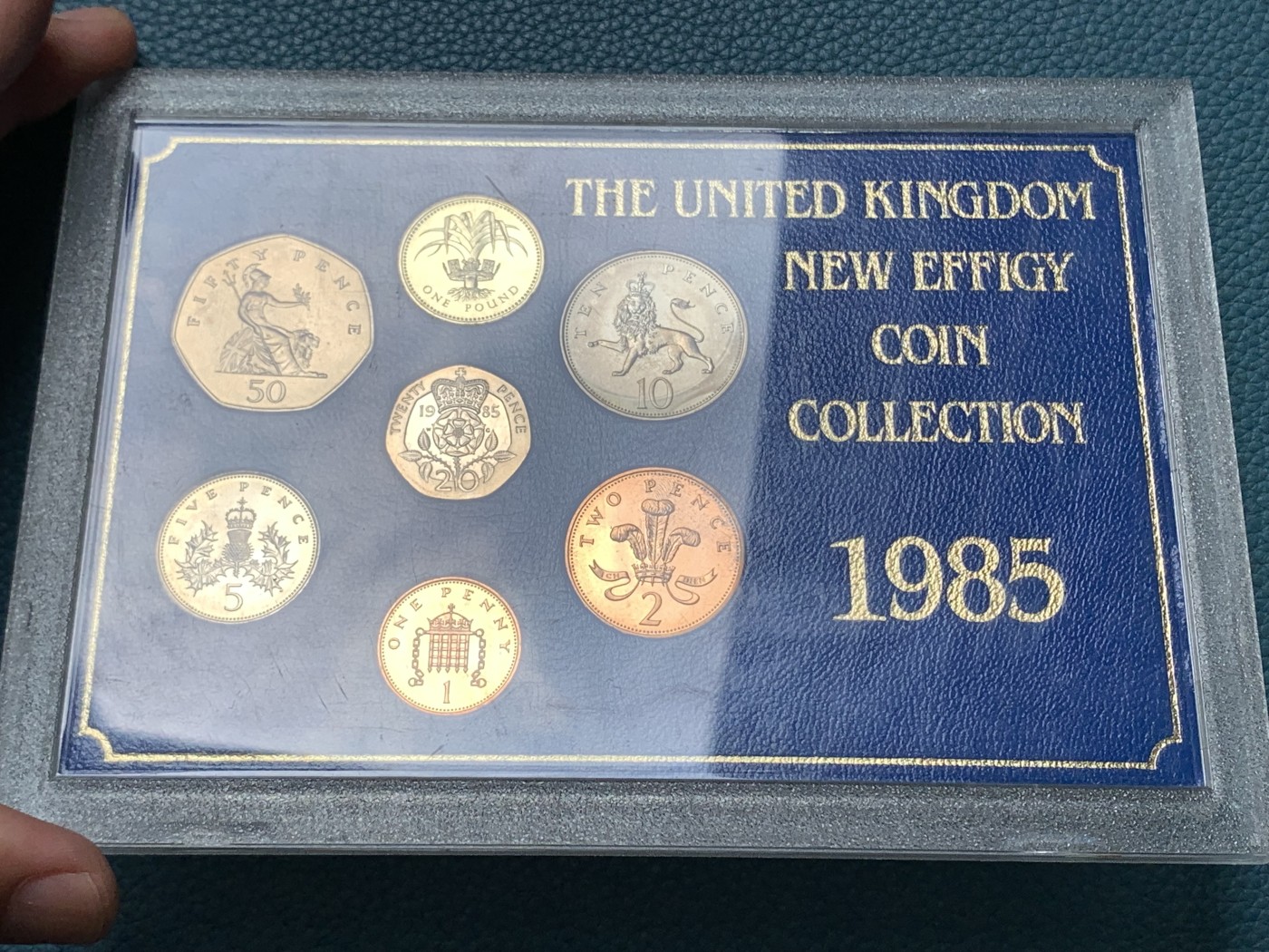 《竞宝斋》第190场-周日，周一 2场 (全场包邮) 英国1985、1987、1988年流通硬币7枚硬塑套装及卡册三本，各带不同版本1英镑