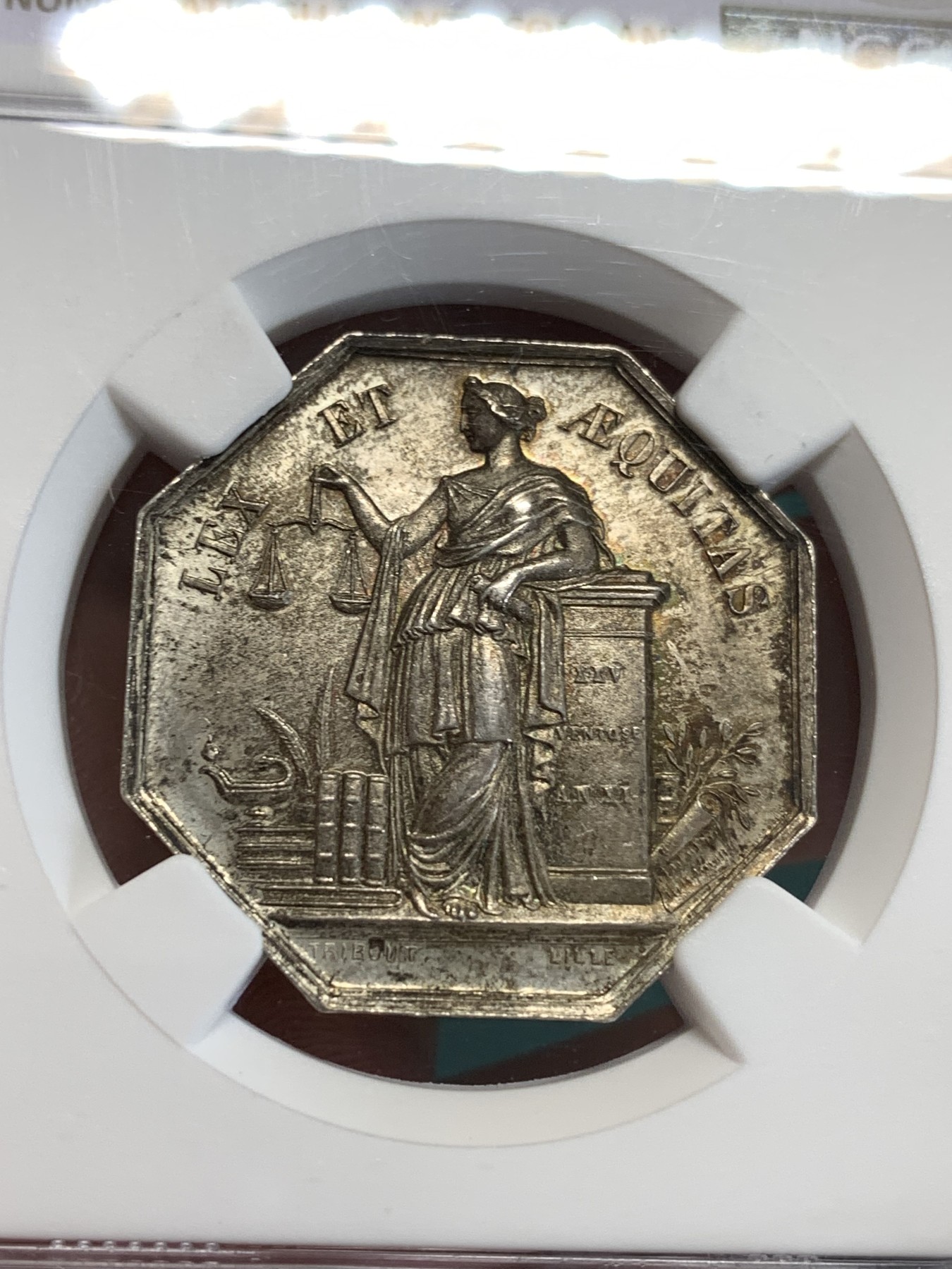 《竞宝斋》第190场-周日，周一 2场 (全场包邮) NGC-MS63 19世纪法国 Douai公证人 高浮雕高分、比较难找的一个版别、标准的手拿天秤公证处银质八角代币