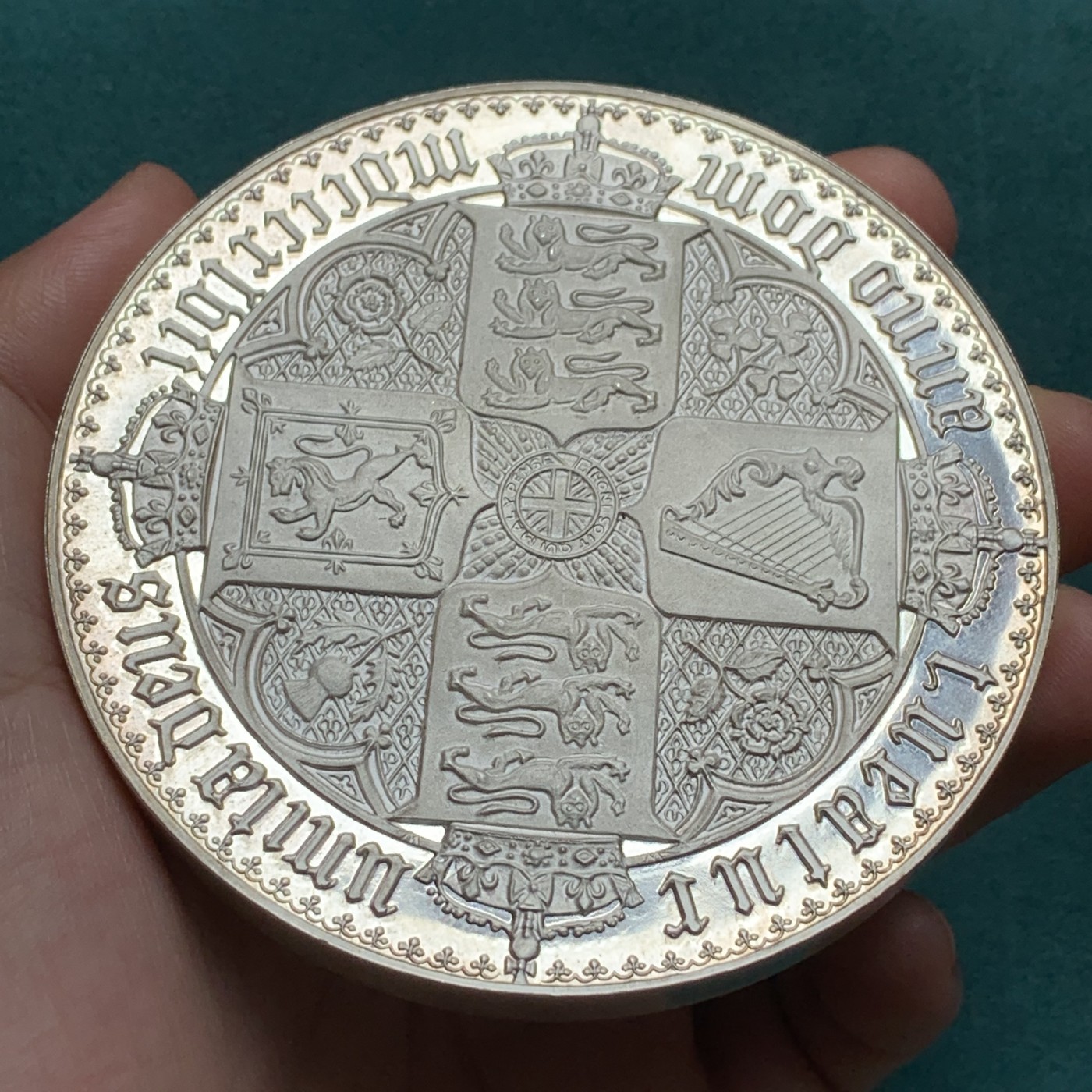 《竞宝斋》第190场-周日，周一 2场 (全场包邮) 哥特纪念银章 放大版的哥特克朗 重392克，86.9mm 厚9mm 巨大！