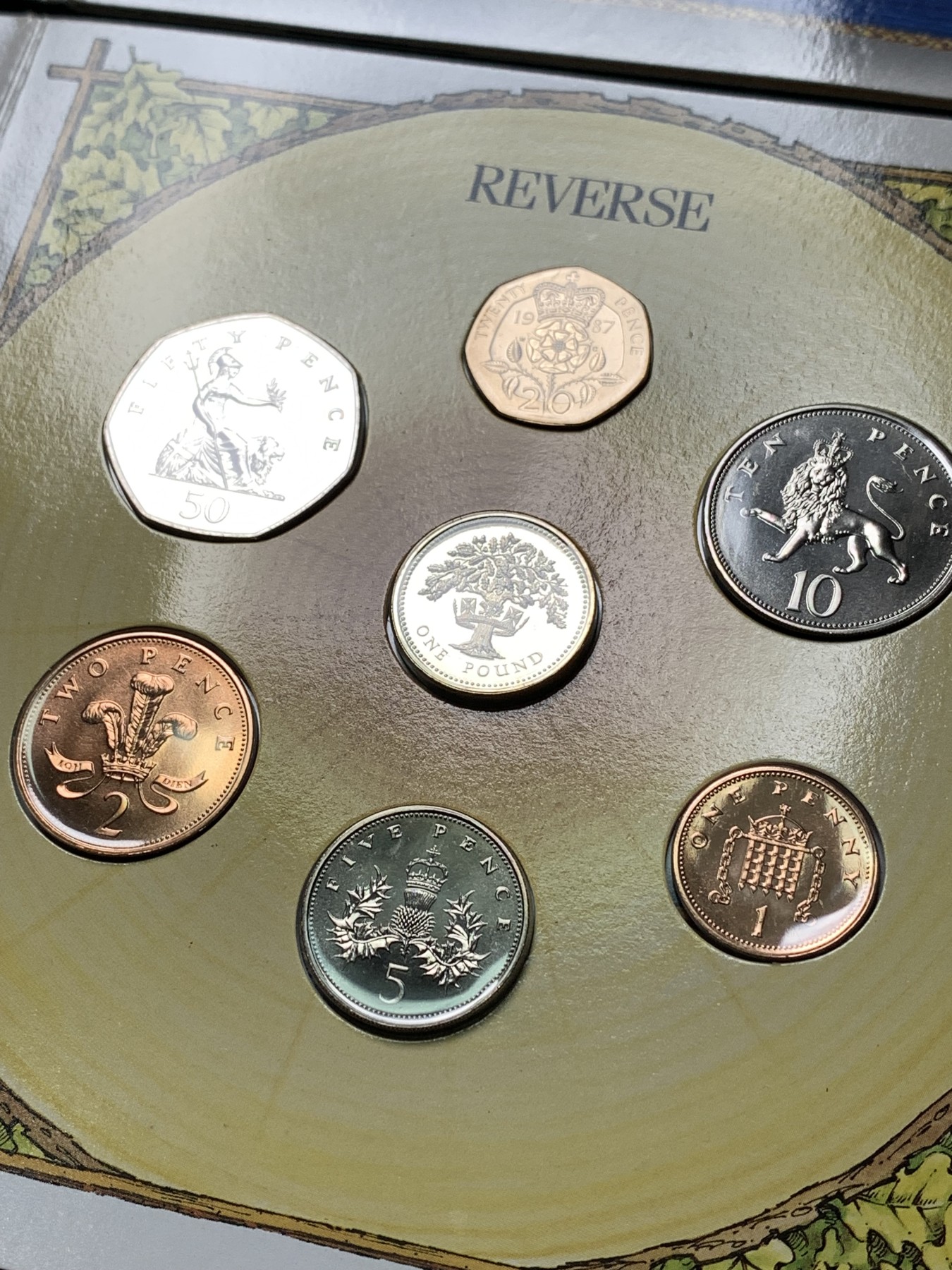 《竞宝斋》第190场-周日，周一 2场 (全场包邮) 英国1985、1987、1988年流通硬币7枚硬塑套装及卡册三本，各带不同版本1英镑