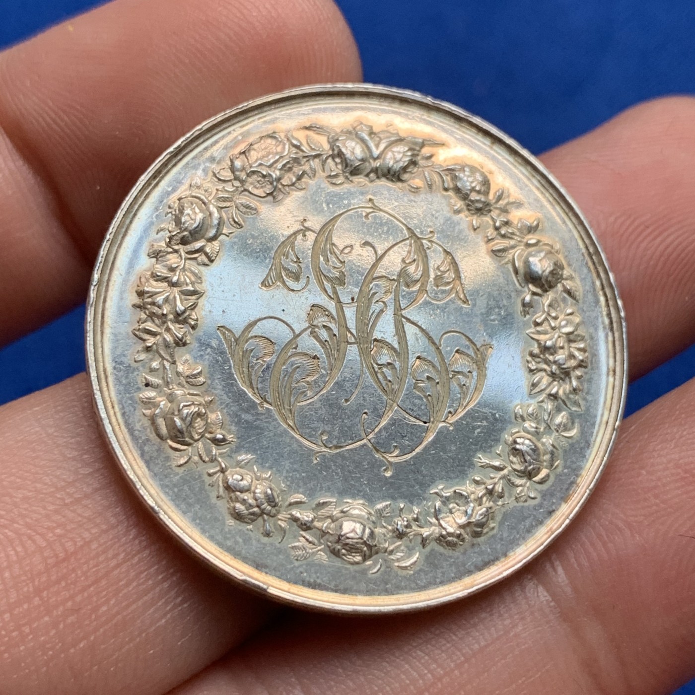 《竞宝斋》第190场-周日，周一 2场 (全场包邮) 法国1892年结婚纪念银章，34mm，17.7g，丰饶角边铭 背面花体刻字 边缘手工刻字 比较少见