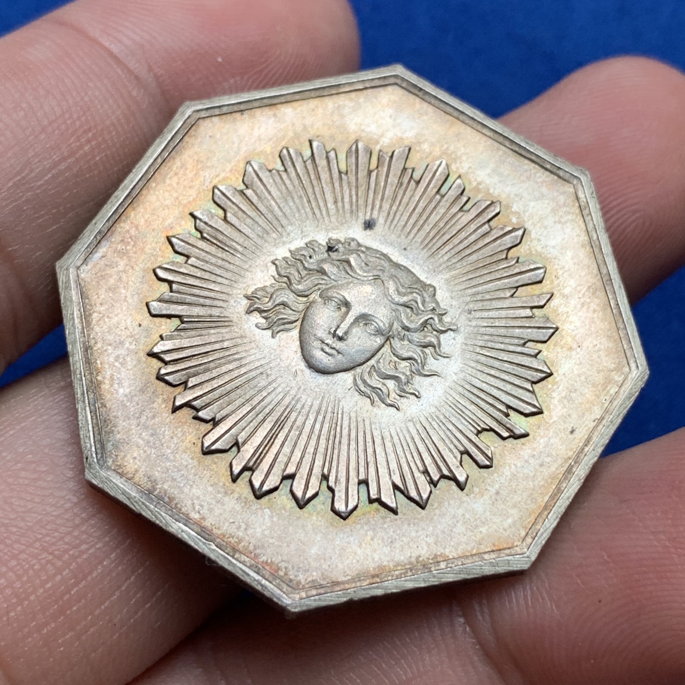 《竞宝斋》第190场-周日，周一 2场 (全场包邮) 法国太阳保险公司八角jeton代币，21.9g，37.3mm，丰饶角1银标，漂亮包浆 细节好 大规格