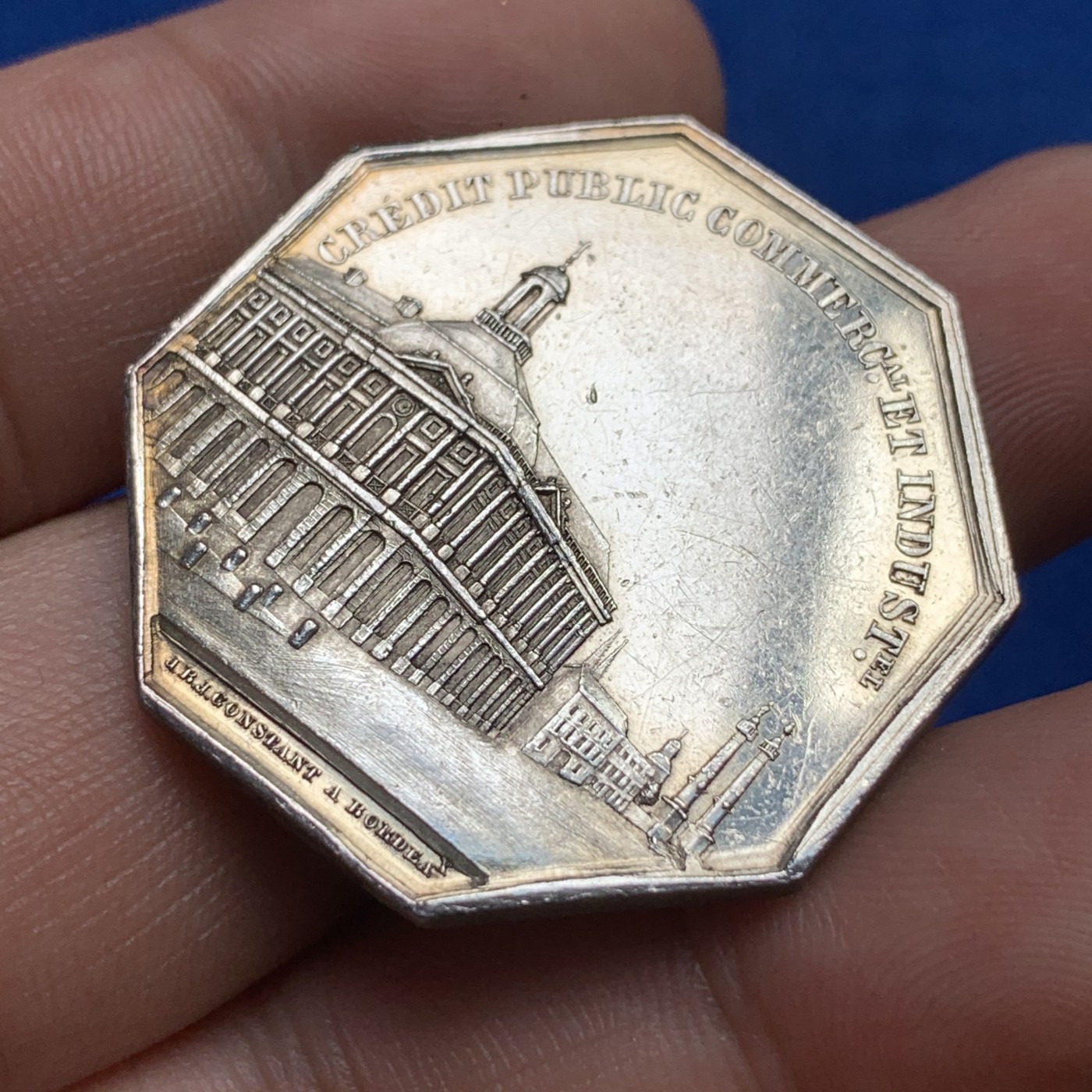 《竞宝斋》第190场-周日，周一 2场 (全场包邮) 法国银质八角代币 1835（章面）波尔多外汇代理，工商信贷八角代用币，对边35㎜，19g，手指铭（1845-1860年）