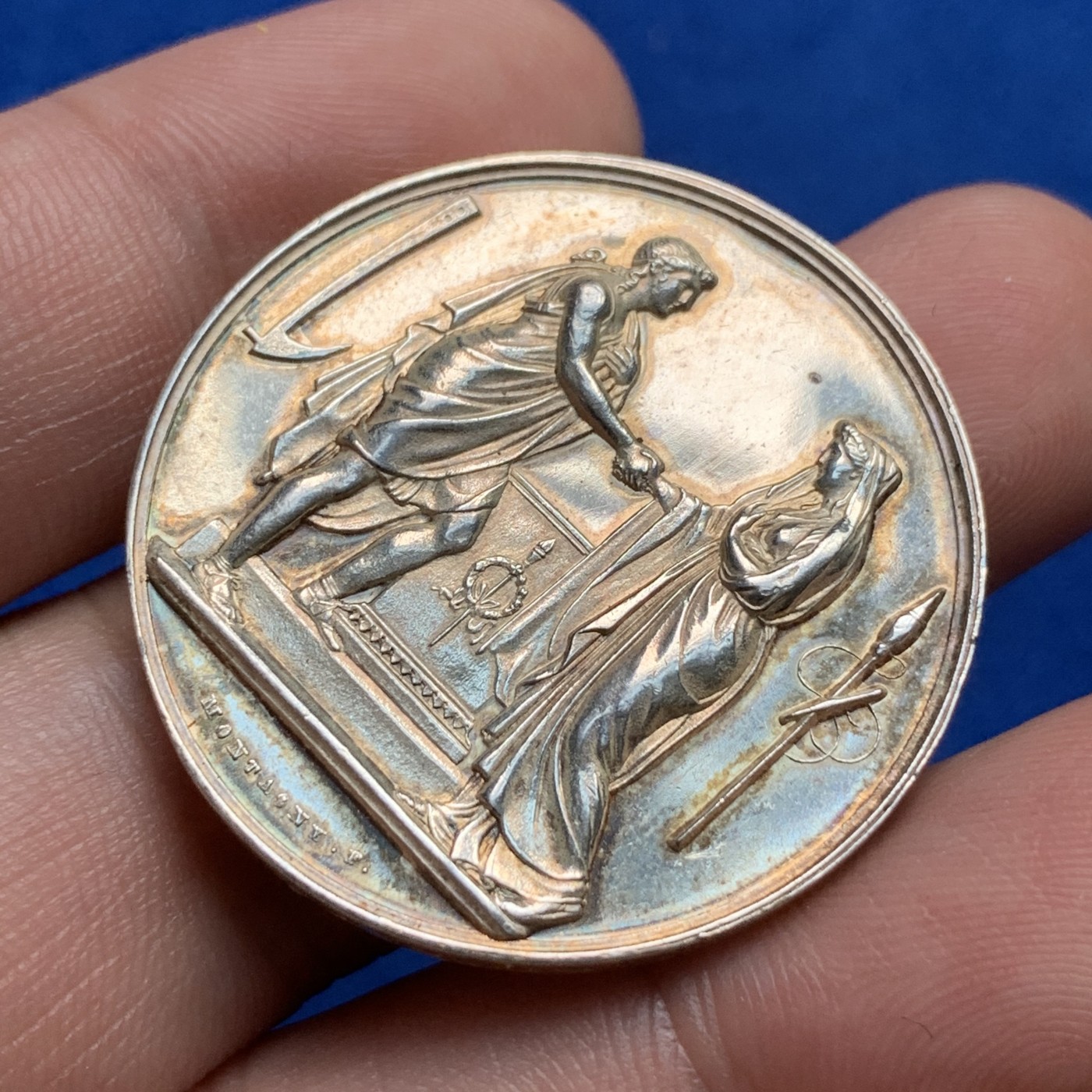 《竞宝斋》第190场-周日，周一 2场 (全场包邮) 法国1892年结婚纪念银章，34mm，17.7g，丰饶角边铭 背面花体刻字 边缘手工刻字 比较少见