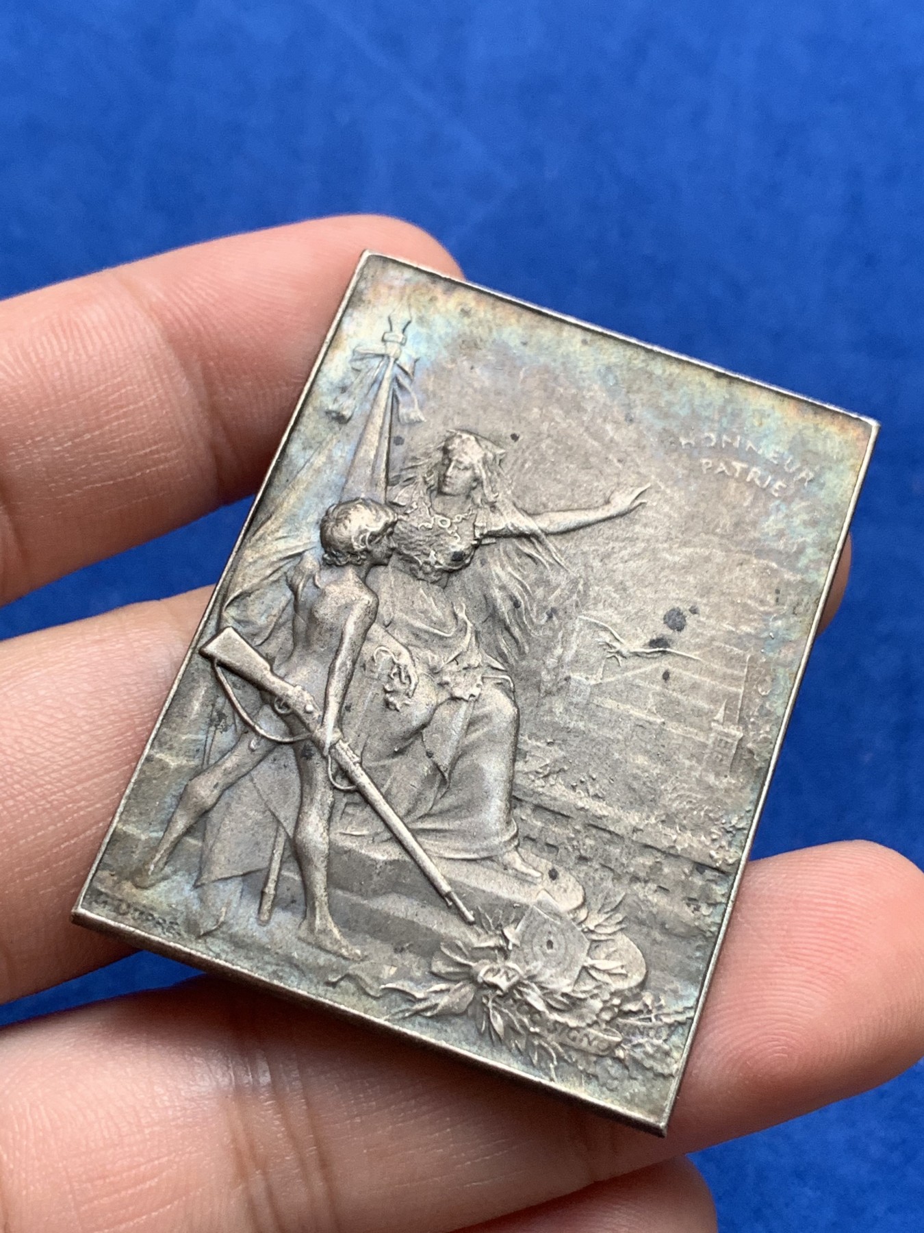 《竞宝斋》第190场-周日，周一 2场 (全场包邮) 法国射击联合协会经典艺术镀银铜章  规格：50*38mm 重量：36.885gr  边铭：丰饶角＋铜标 设计精巧 工艺精致