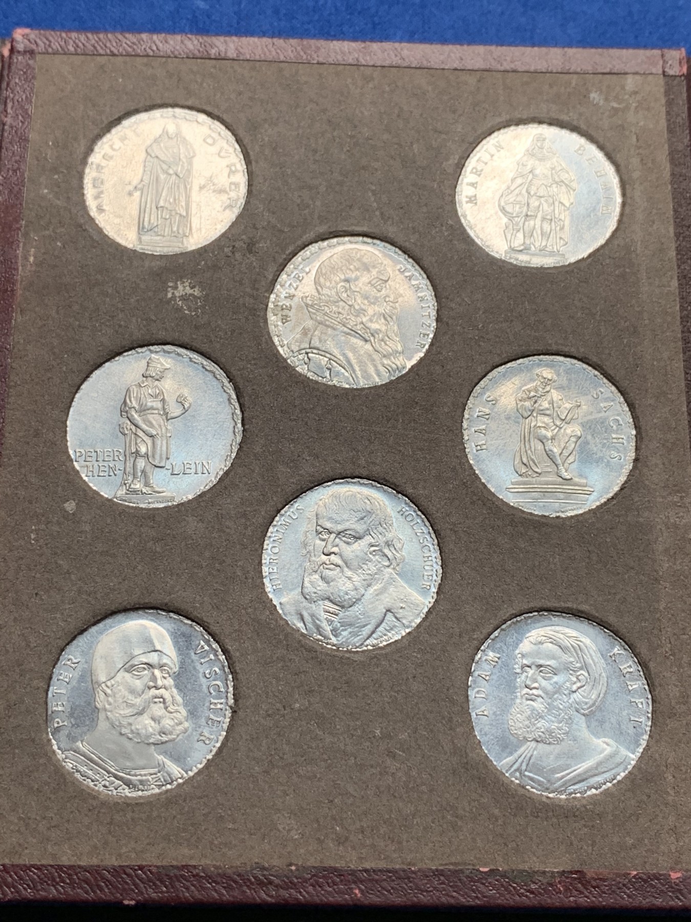 《竞宝斋》第190场-周日，周一 2场 (全场包邮) 德国紧急状态纽伦堡电车代用币大全套1921年德国纽伦堡有轨电车代用币大全套，45枚八角20芬妮铝币，城市景观，历史人物，翻页原皮盒装，完美品相，非常少见，市场上同品相单枚评级币价值不菲。