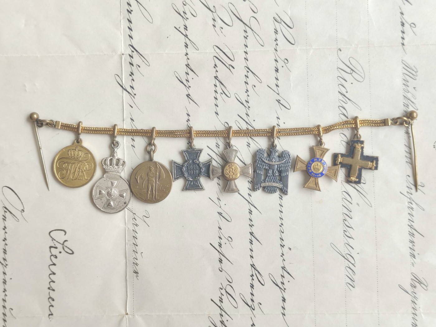 老威廉第四次麦稀奇拍卖 德国迷你链子，内含红鹰奖章、德国海军协会奖章、无剑兴登堡、西里西亚二级雄鹰、四级普冠、波罗的海十字、普鲁士1900年荣誉十字、普鲁士二级荣誉。非常好的一条长迷你链