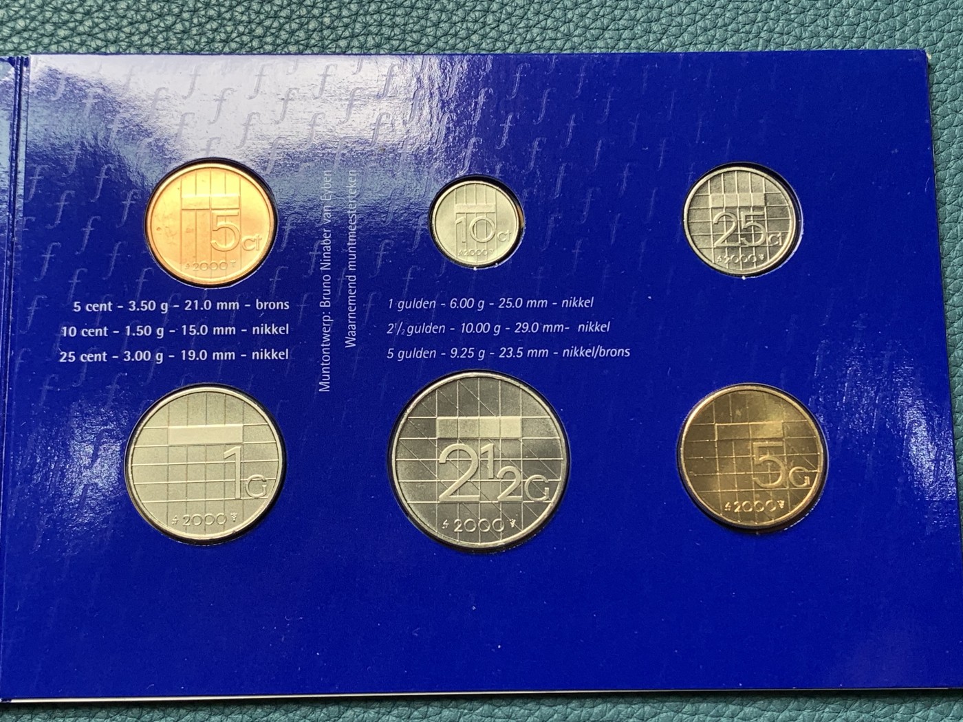 《竞宝斋》第190场-周日，周一 2场 (全场包邮) 荷兰2000年流通硬币6枚套关门年份卡册、2001年流通欧元8枚套卡册内页有书写