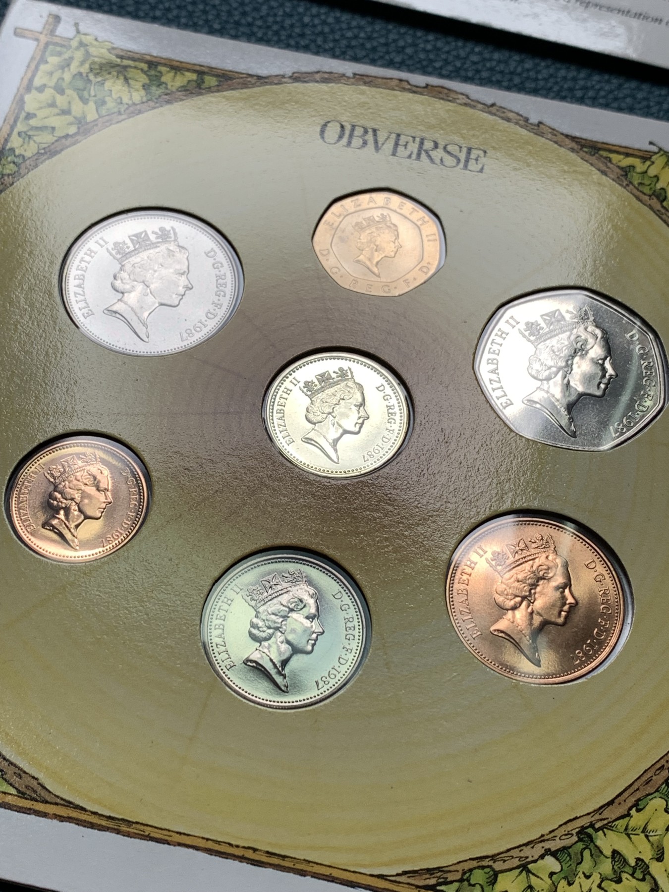 《竞宝斋》第190场-周日，周一 2场 (全场包邮) 英国1985、1987、1988年流通硬币7枚硬塑套装及卡册三本，各带不同版本1英镑