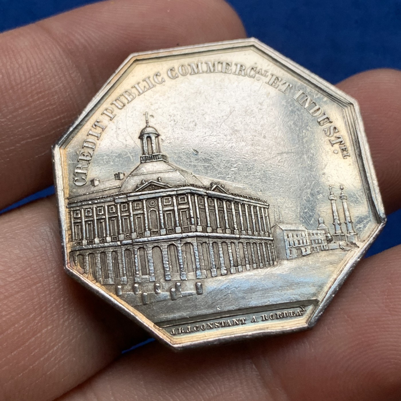 《竞宝斋》第190场-周日，周一 2场 (全场包邮) 法国银质八角代币 1835（章面）波尔多外汇代理，工商信贷八角代用币，对边35㎜，19g，手指铭（1845-1860年）