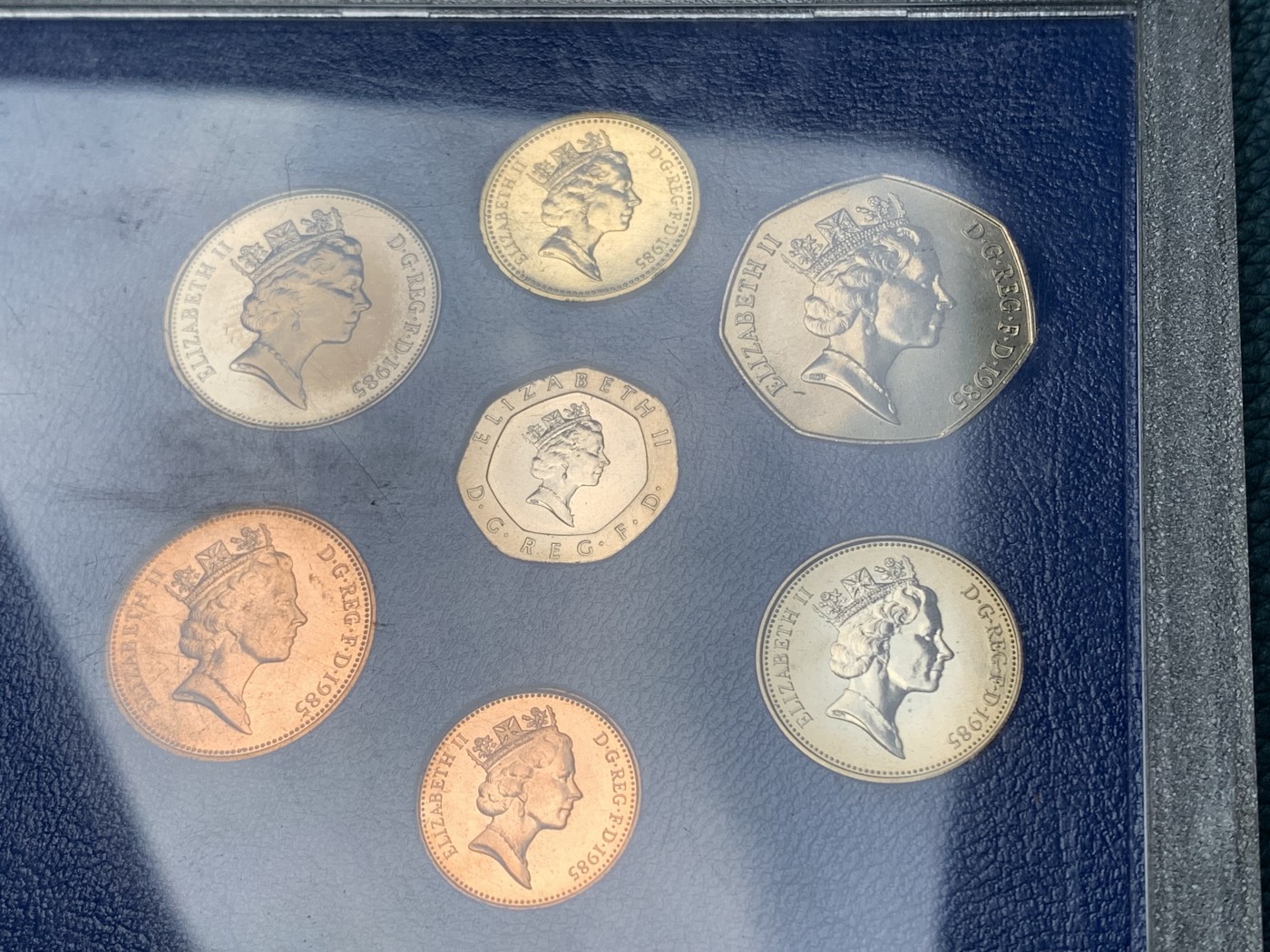 《竞宝斋》第190场-周日，周一 2场 (全场包邮) 英国1985、1987、1988年流通硬币7枚硬塑套装及卡册三本，各带不同版本1英镑