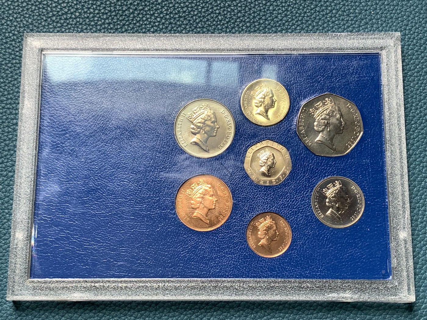 《竞宝斋》第190场-周日，周一 2场 (全场包邮) 英国1985、1987、1988年流通硬币7枚硬塑套装及卡册三本，各带不同版本1英镑