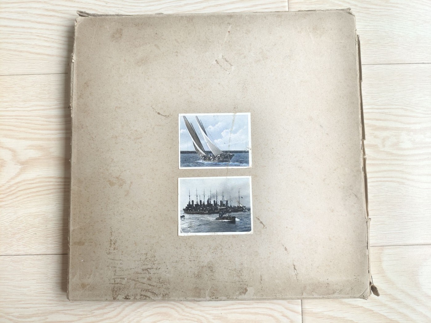 老威廉第四次麦稀奇拍卖 德三海军彩色烟卡册，带外壳，内含小胡子与雷德尔彩图，内容丰富，涵盖德三海军方方面面内容。不缺页不缺图，好品。非常难得的一套带外壳的德三海军卡册。