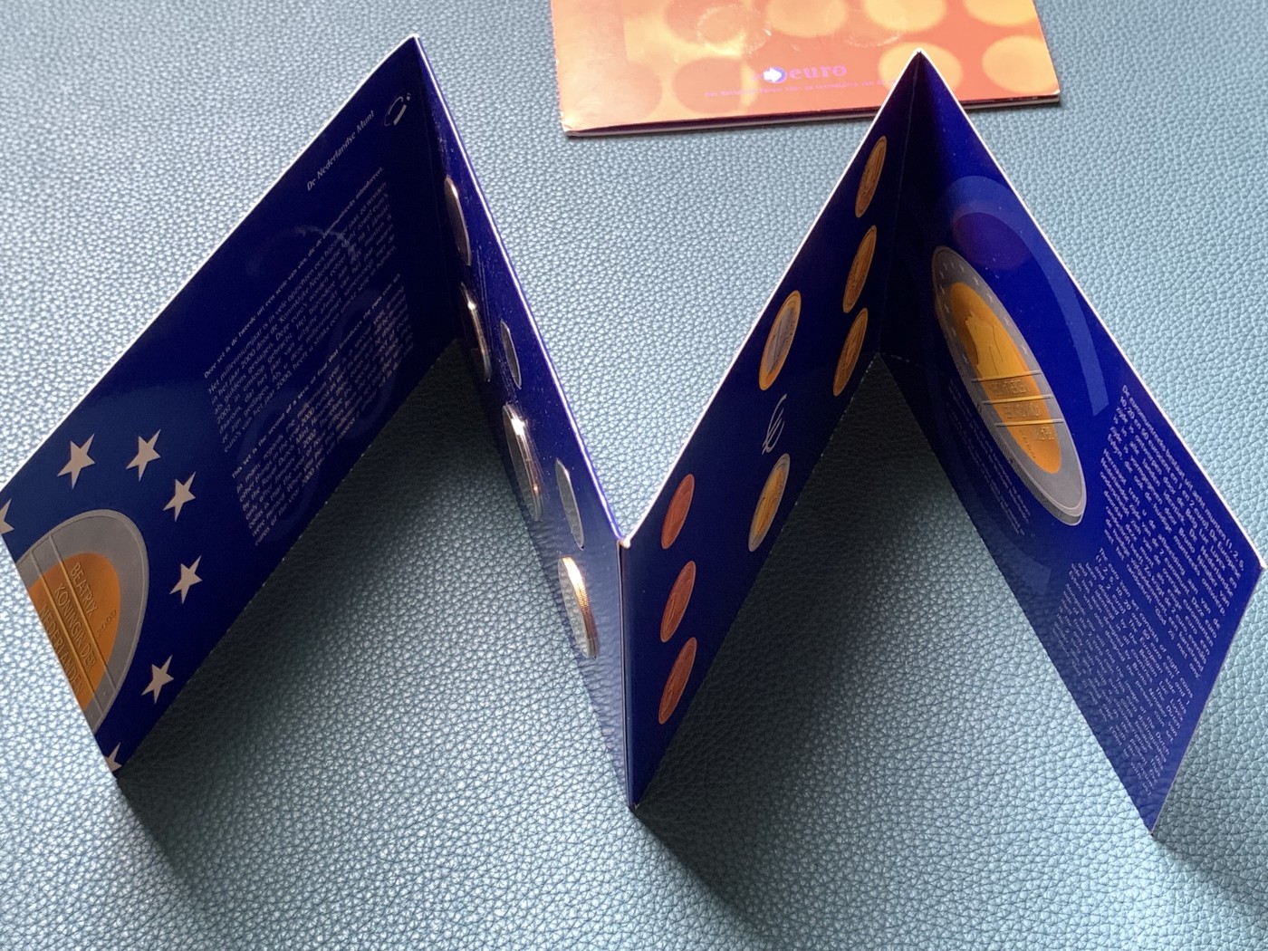 《竞宝斋》第190场-周日，周一 2场 (全场包邮) 荷兰2000年流通硬币6枚套关门年份卡册、2001年流通欧元8枚套卡册内页有书写