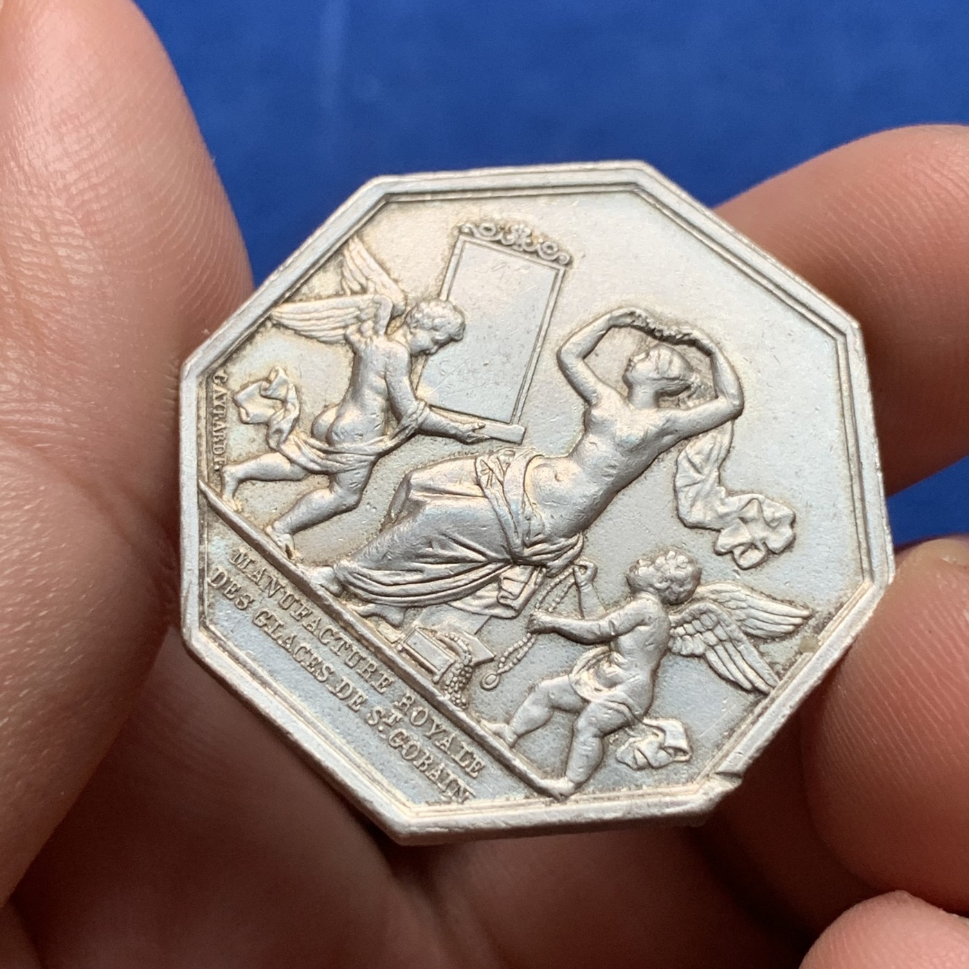 《竞宝斋》第190场-周日，周一 2场 (全场包邮) 法国经典魔镜八角银质代币    边铭：手指（1845-1860）＋银标  直径：32.2mm   重量：19.5g  早期品种