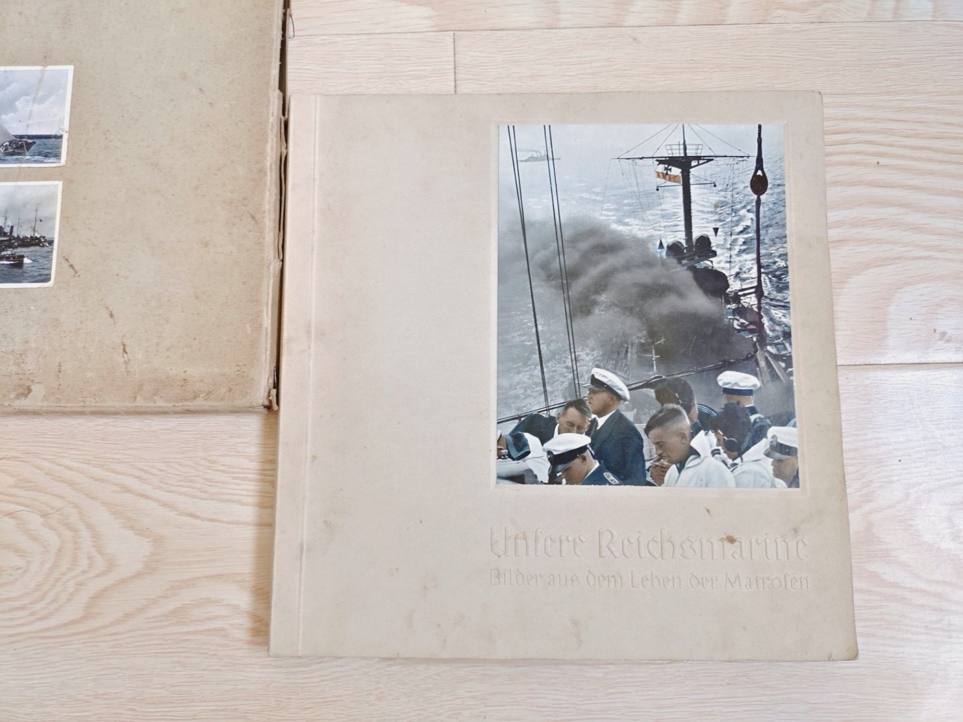 老威廉第四次麦稀奇拍卖 德三海军彩色烟卡册，带外壳，内含小胡子与雷德尔彩图，内容丰富，涵盖德三海军方方面面内容。不缺页不缺图，好品。非常难得的一套带外壳的德三海军卡册。