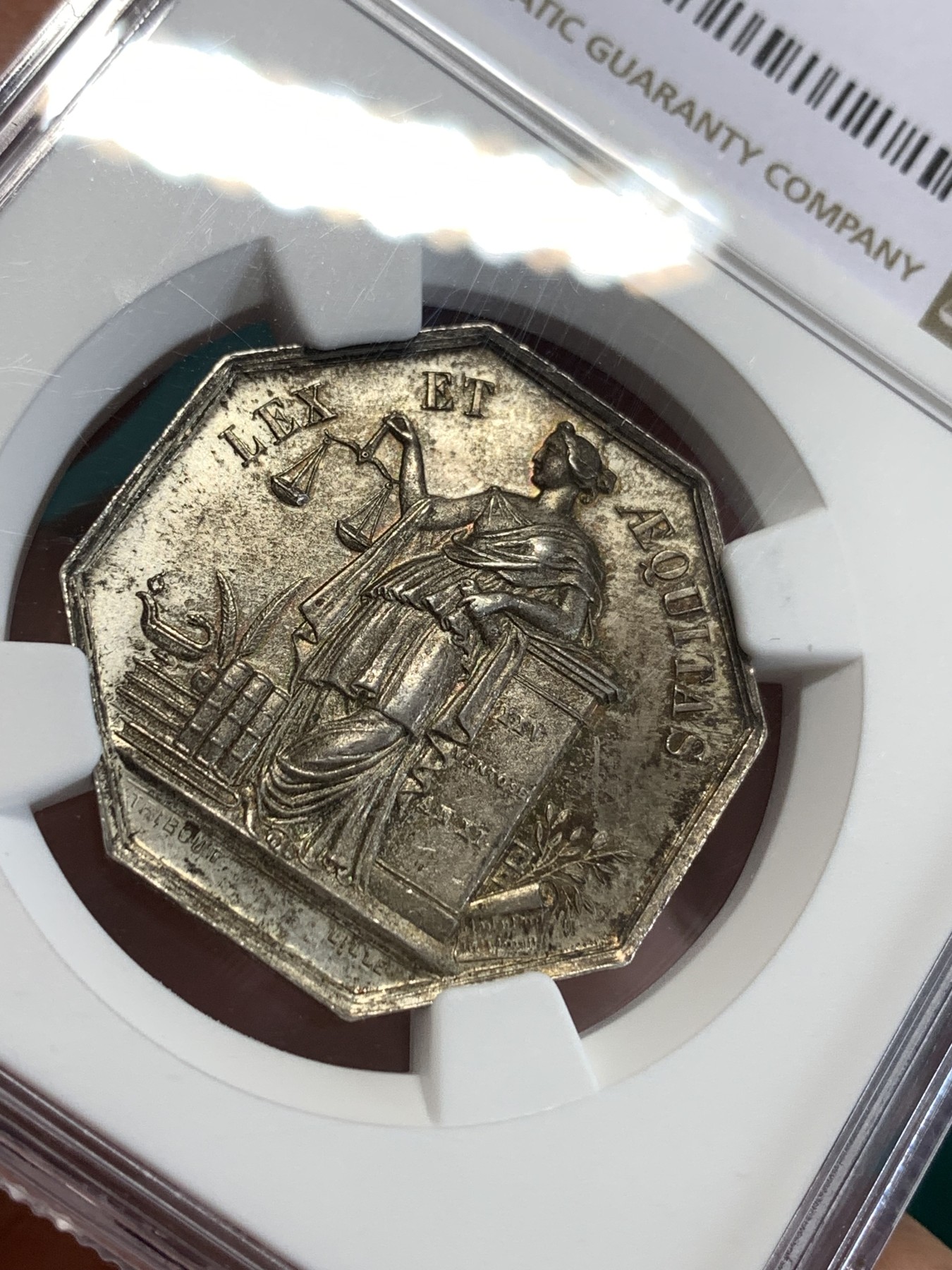 《竞宝斋》第190场-周日，周一 2场 (全场包邮) NGC-MS63 19世纪法国 Douai公证人 高浮雕高分、比较难找的一个版别、标准的手拿天秤公证处银质八角代币