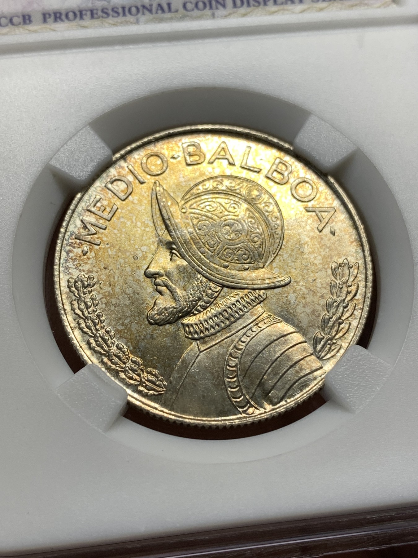 《竞宝斋》第190场-周日，周一 2场 (全场包邮) 巴拿马1962年半元银币1枚，黄油色包浆，骑士深邃的眼神注视着运河