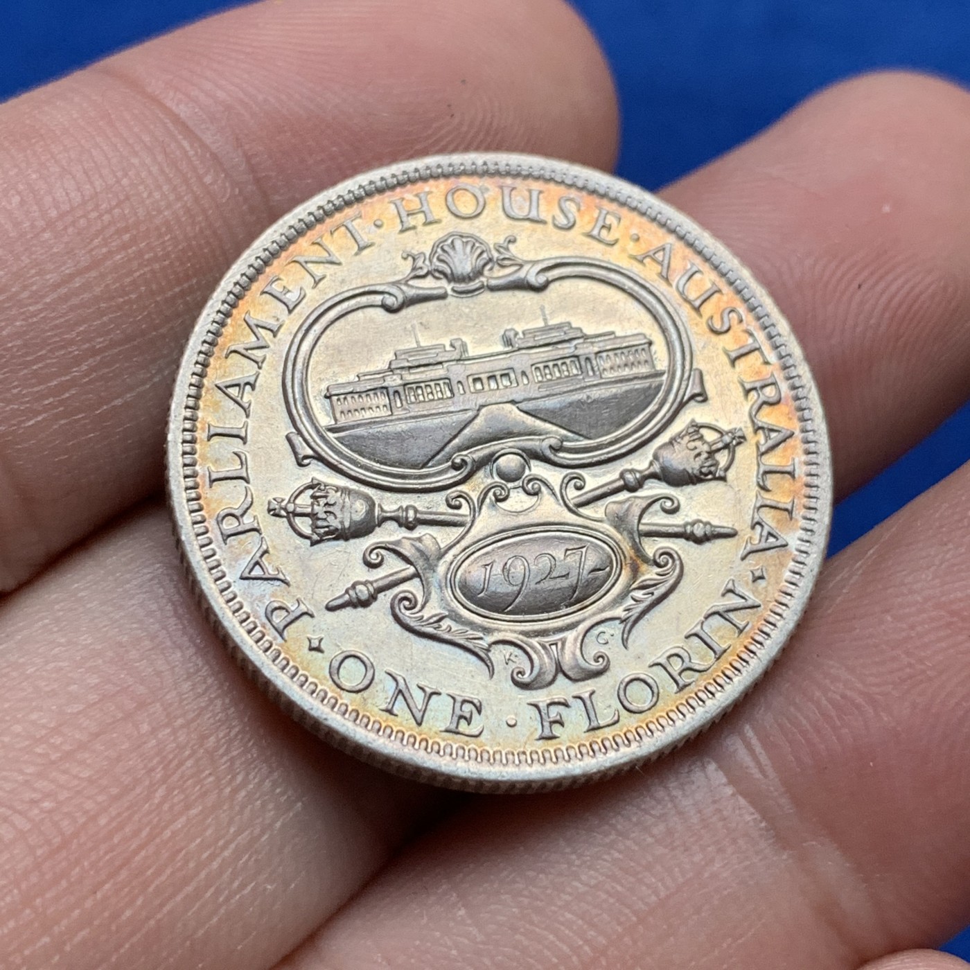 《竞宝斋》第190场-周日，周一 2场 (全场包邮) 澳大利亚1927年1弗罗林银币 国会大厦纪念 年份大楼细节清晰很少见 包浆带彩 漂亮