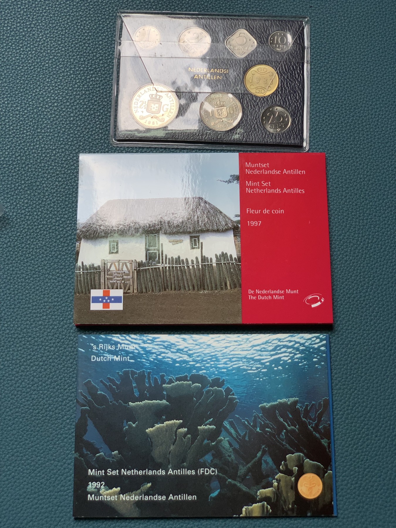 《竞宝斋》第190场-周日，周一 2场 (全场包邮) 荷属安地列斯1981年流通硬币7枚套旧版大型少见、1992和1997年流通硬币7枚套FDC品共三本