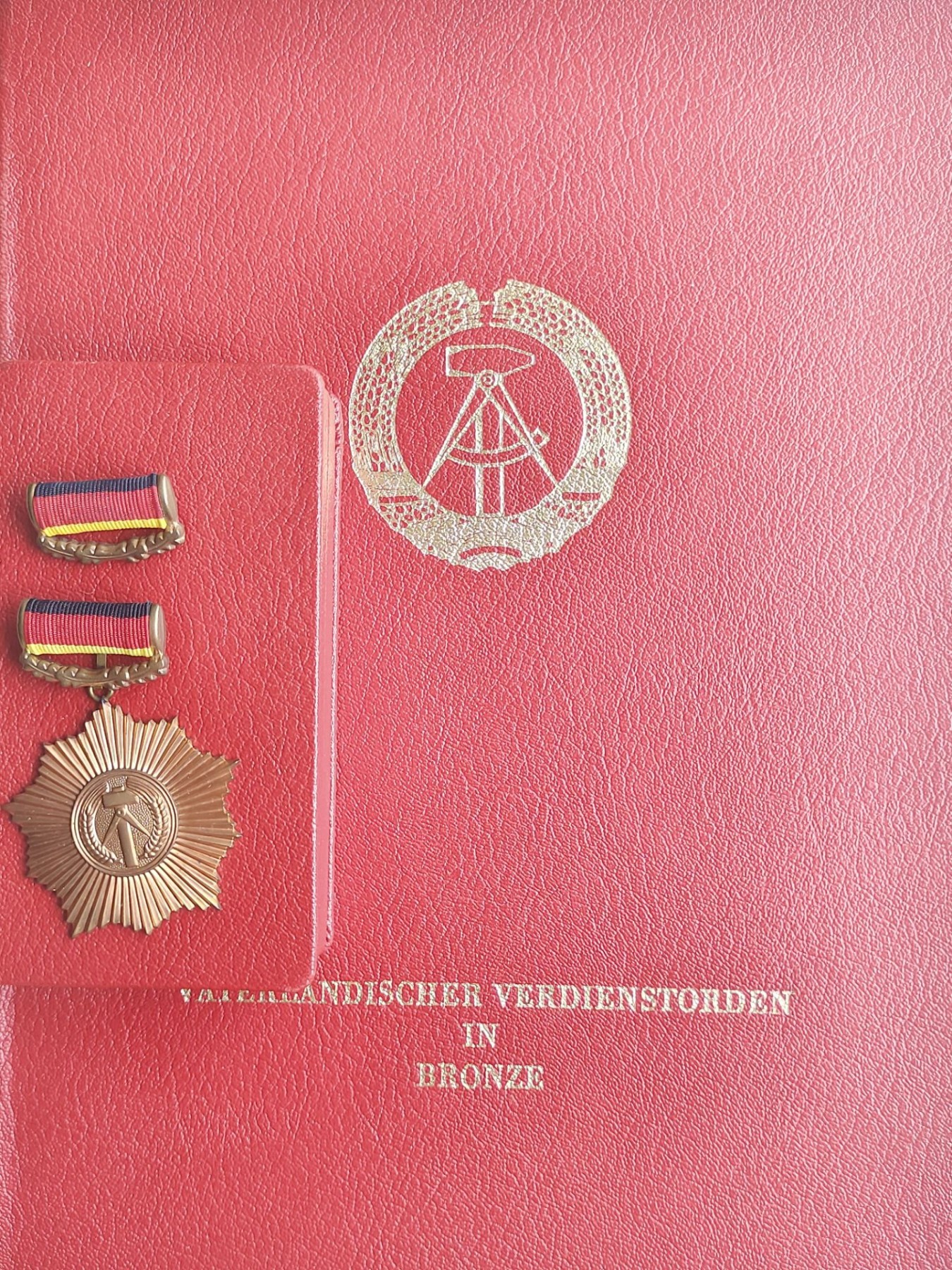 老威廉第四次麦稀奇拍卖 东德铜级煎蛋带盒带大证书，授予克劳斯·坦内博格同志，于1978年3月1号签发于柏林