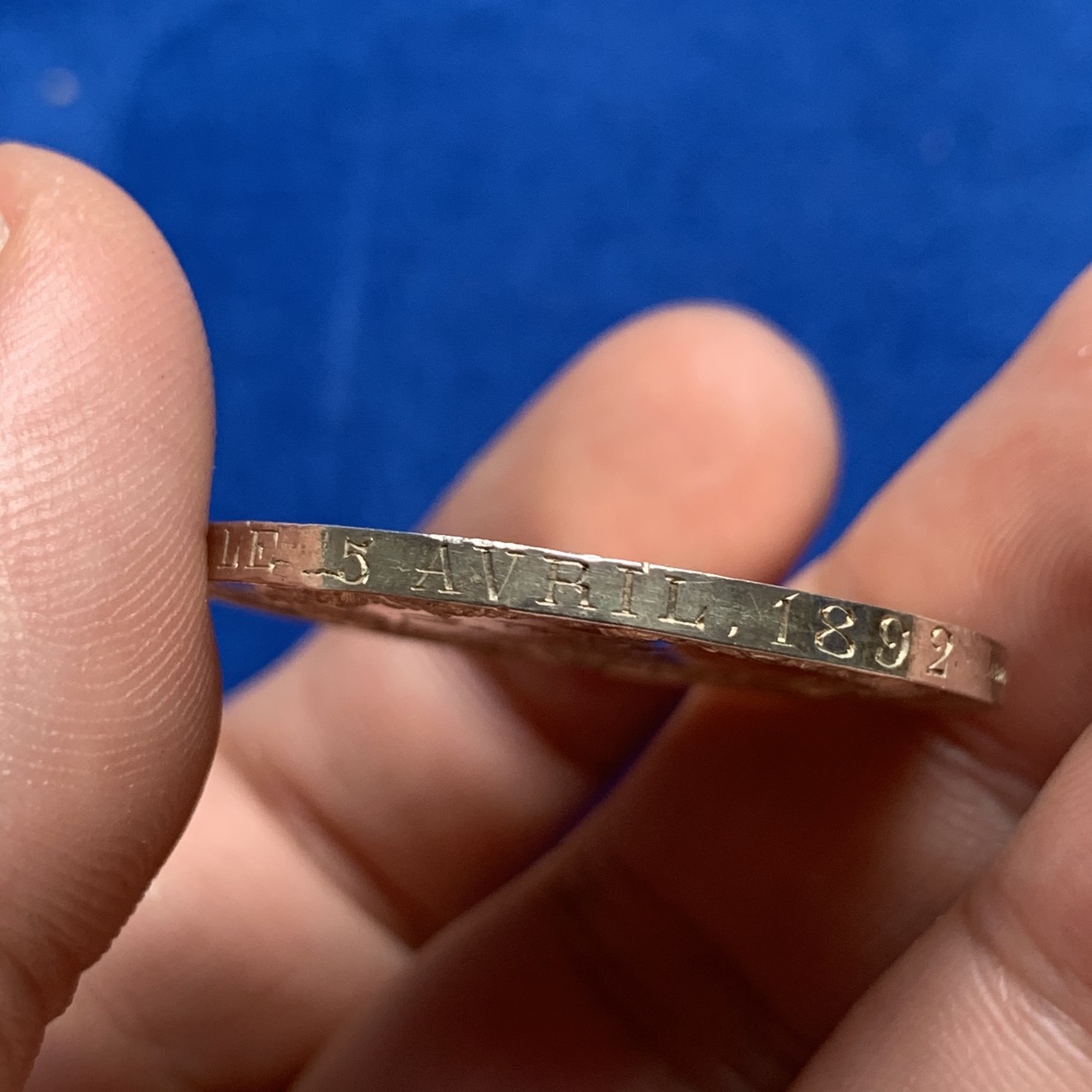 《竞宝斋》第190场-周日，周一 2场 (全场包邮) 法国1892年结婚纪念银章，34mm，17.7g，丰饶角边铭 背面花体刻字 边缘手工刻字 比较少见