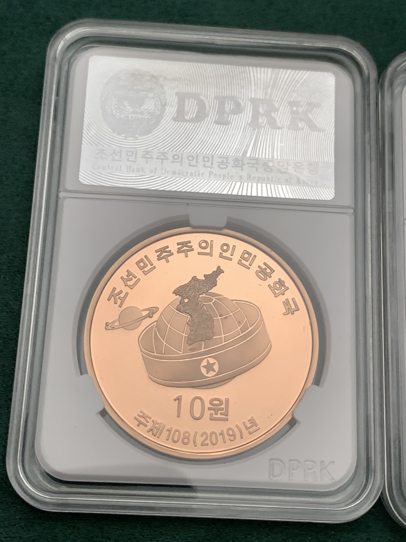 《竞宝斋》第190场-周日，周一 2场 (全场包邮) 3枚一组  2019年朝鲜发行周总理和邓爷爷纪念币，朝鲜国徽图案，紫铜币，朝鲜国原盒封装.