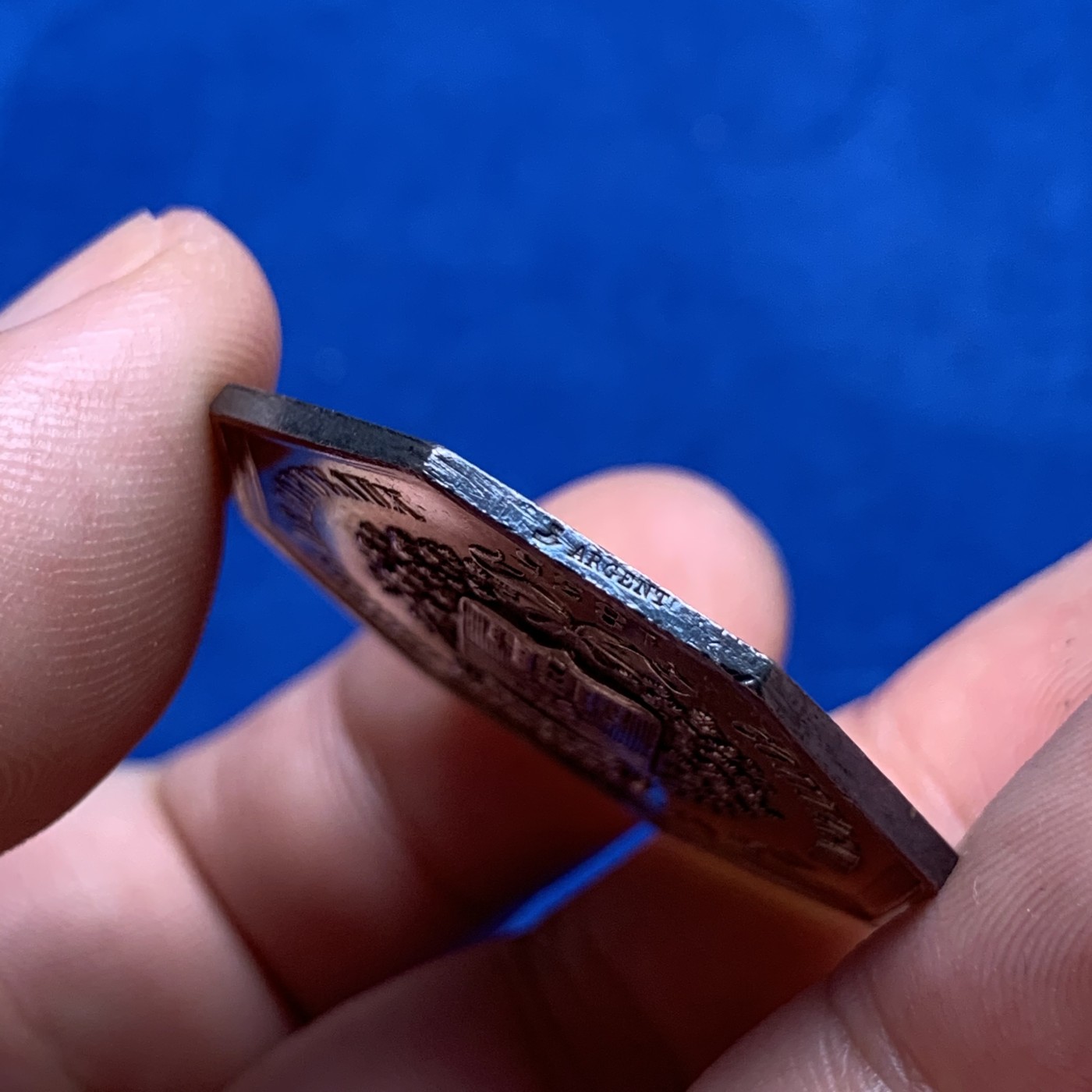 《竞宝斋》第190场-周日，周一 2场 (全场包邮) 法国银质八角代币 1835（章面）波尔多外汇代理，工商信贷八角代用币，对边35㎜，19g，手指铭（1845-1860年）