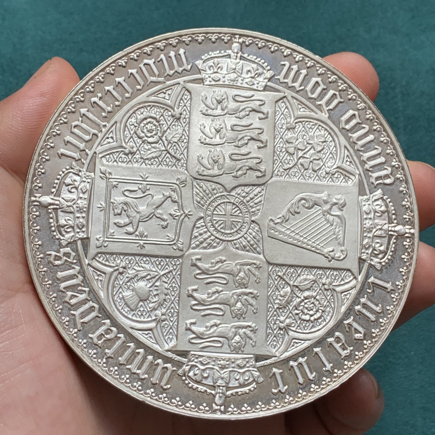《竞宝斋》第190场-周日，周一 2场 (全场包邮) 哥特纪念银章 放大版的哥特克朗 重392克，86.9mm 厚9mm 巨大！
